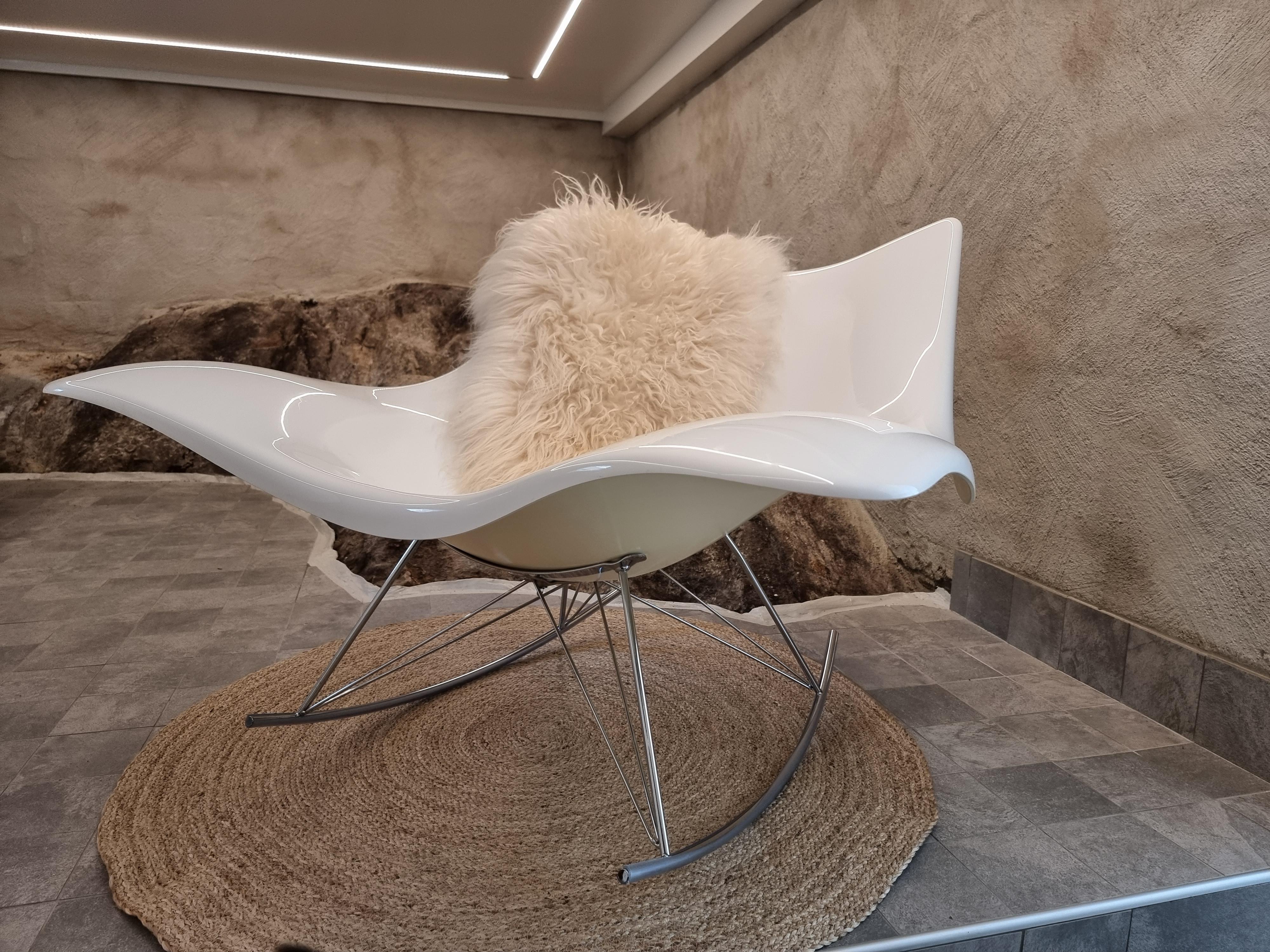 The iconic Stingray rocking chair was designed by Thomas Pedersen in 2002. Manifactured by Fredericia Furniture, Denmark. In its most classic simplicity, white plastic with stainless steel frame. 

In good condition, few signs of age and wear.