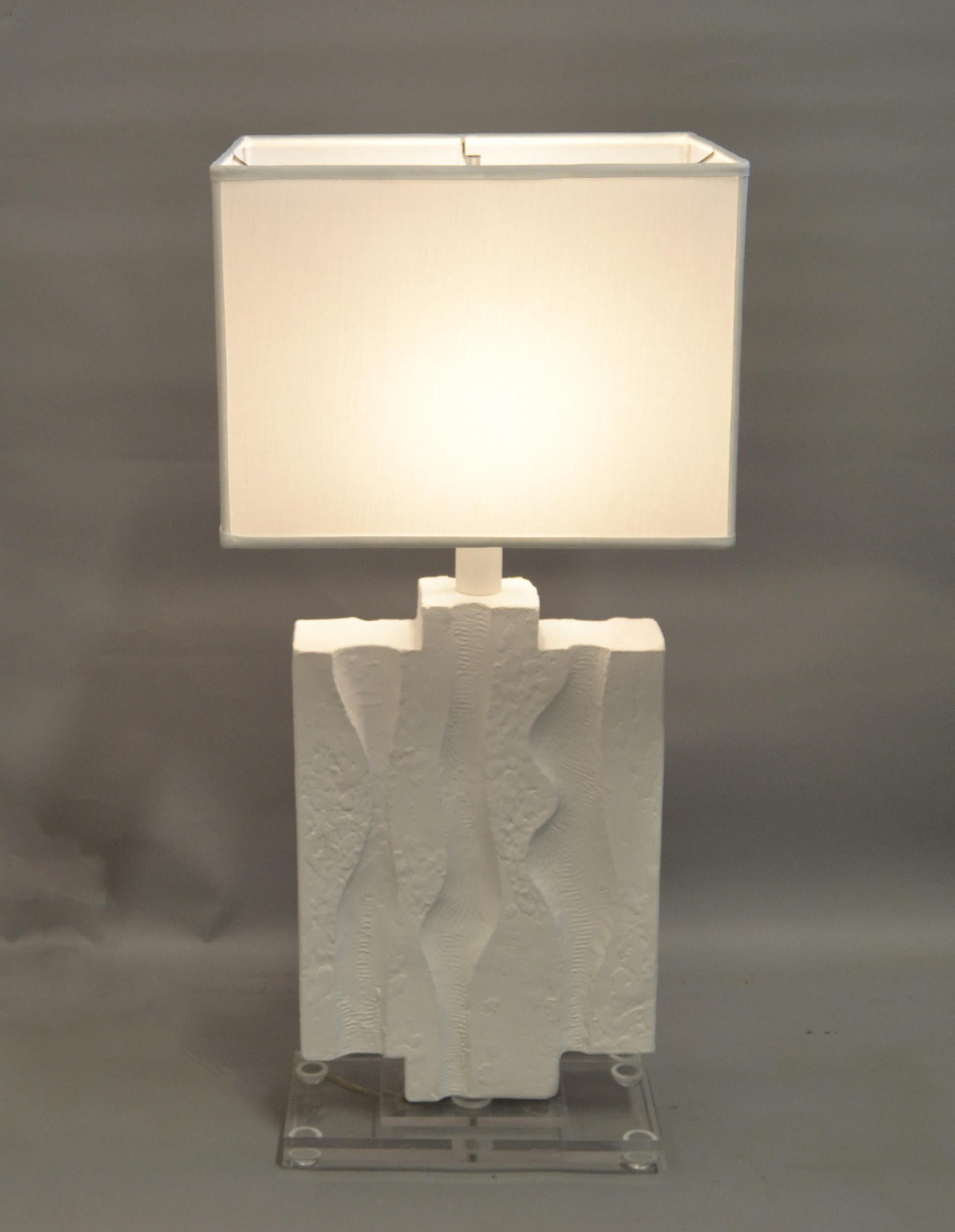Iconic Sculptural Textured White Gesso Finish Plaster Table Lamp Acrylic Base For Sale 3
