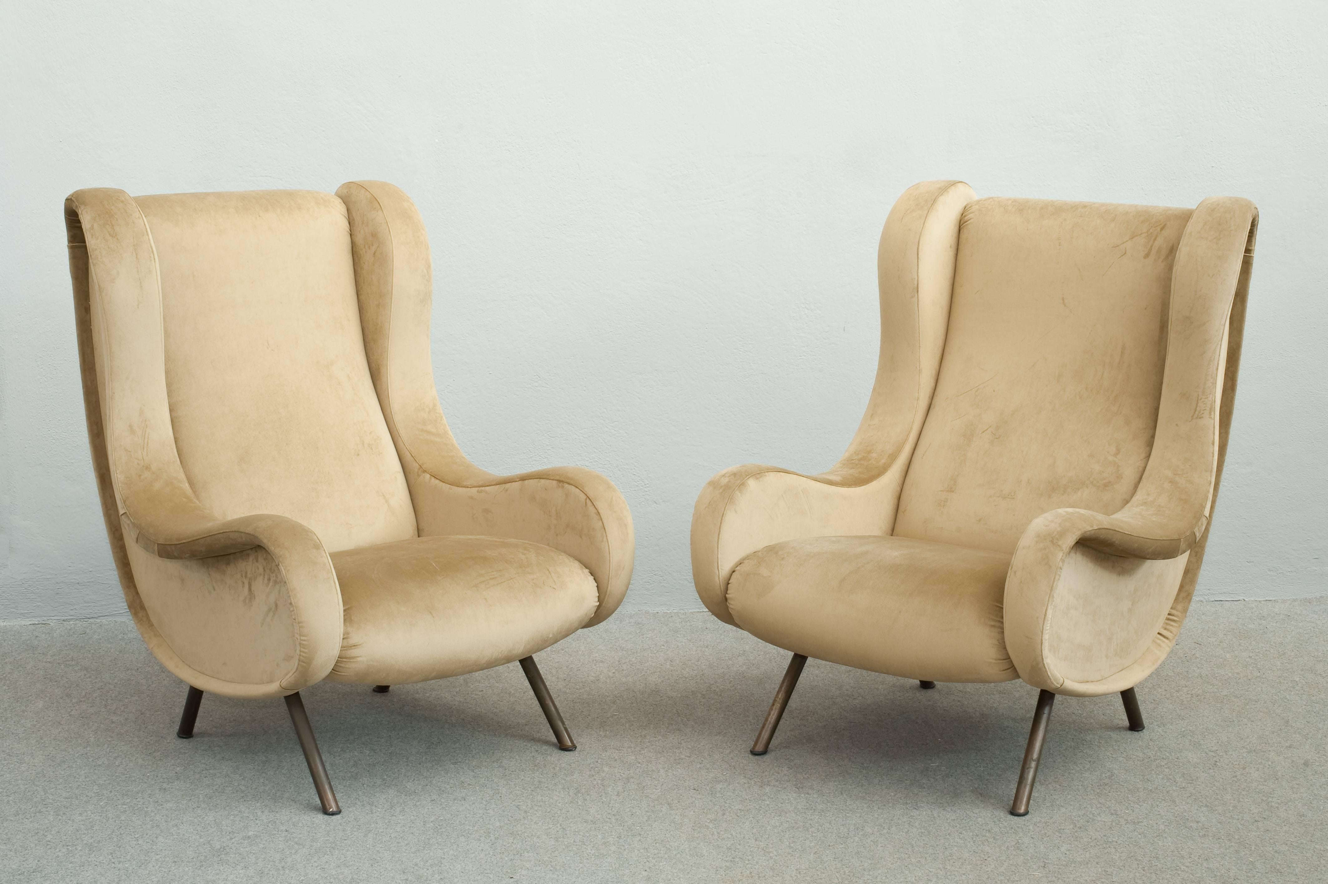 Early pair of Senior chairs designed by Marco Zanuso for Arflex.
Newly reupholstered in velvet.