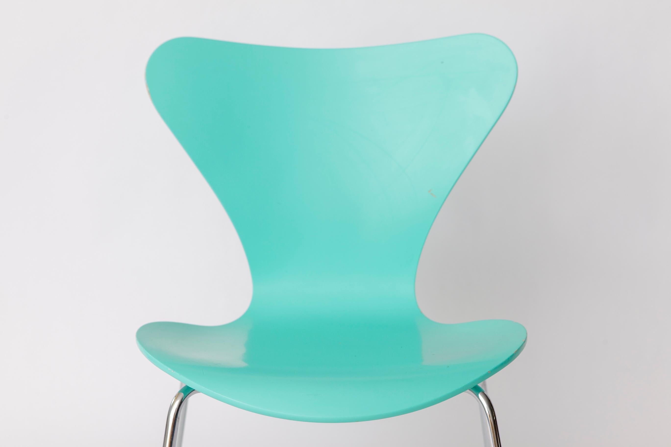 Fritz Hansen Series 7 Chair by Arne Jacobsen – Turquoise
Design classic from 1958 – this piece was likely produced in the 1990s–2000s.
Only 1 chair available.

🪑 Details: 
Original Fritz Hansen chair, Model 3107
Seat made of form-pressed plywood,