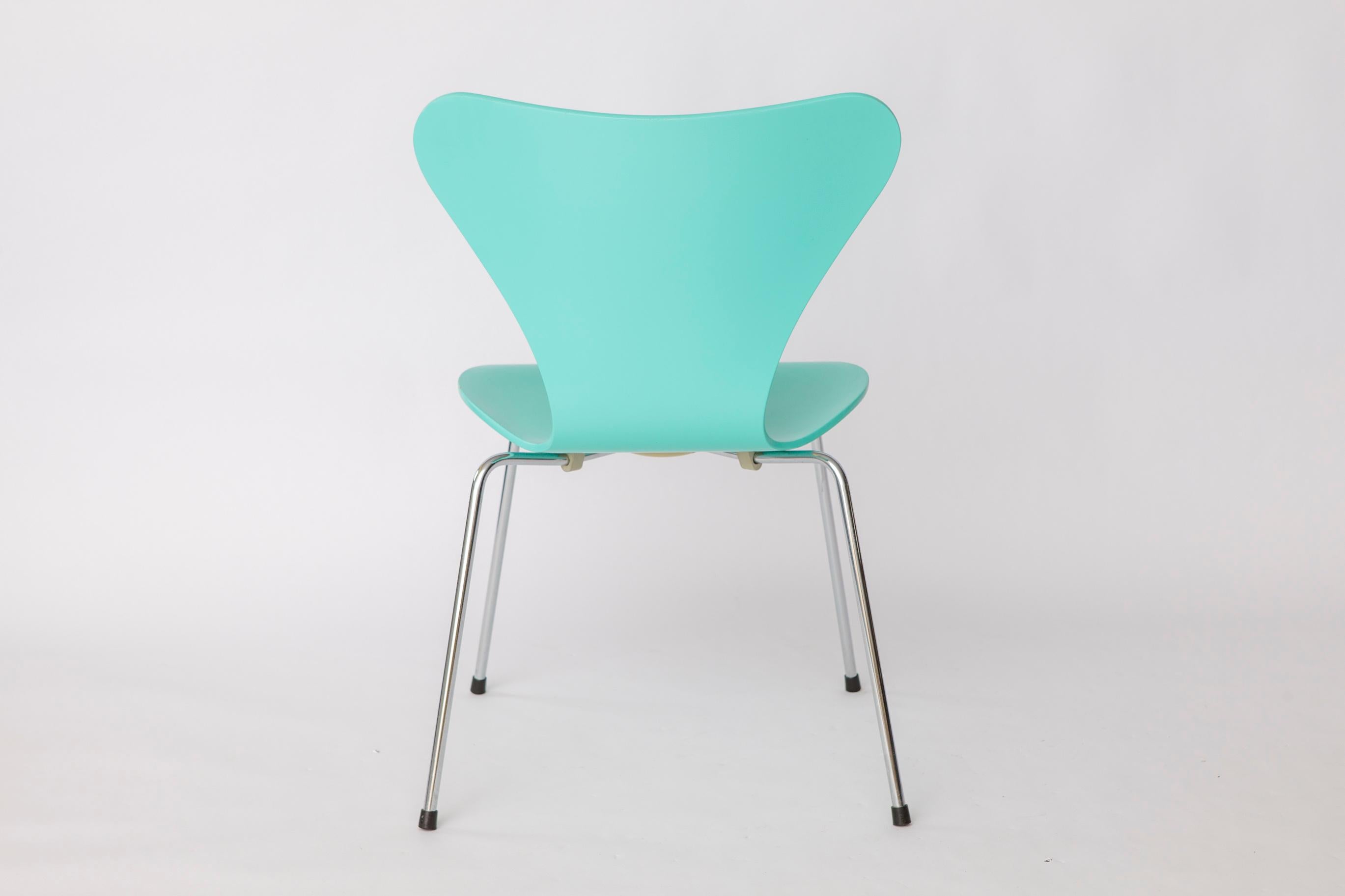Plywood Iconic Series 7 Chair by Arne Jacobsen – Turquoise Lacquer Original Fritz Hansen For Sale
