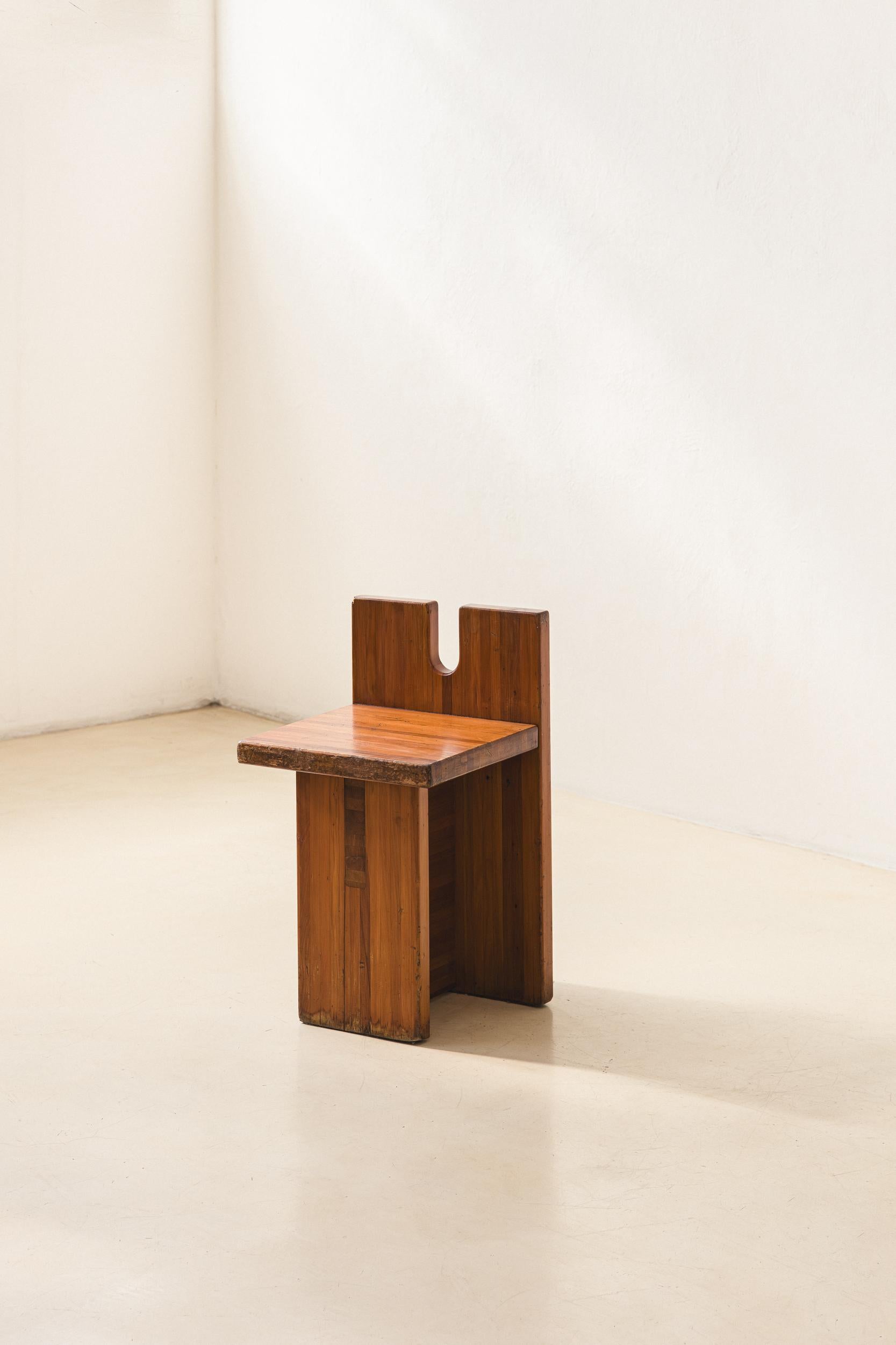 Ce tabouret emblématique a été conçu par Lina Bo Bardi (1914-1992) et fabriqué spécialement pour Sesc Pompeia, un centre culturel de São Paulo, au Brésil. Il s'agit de structures qui ressemblent à des caisses en bois de pin.

La tentative de Lina de
