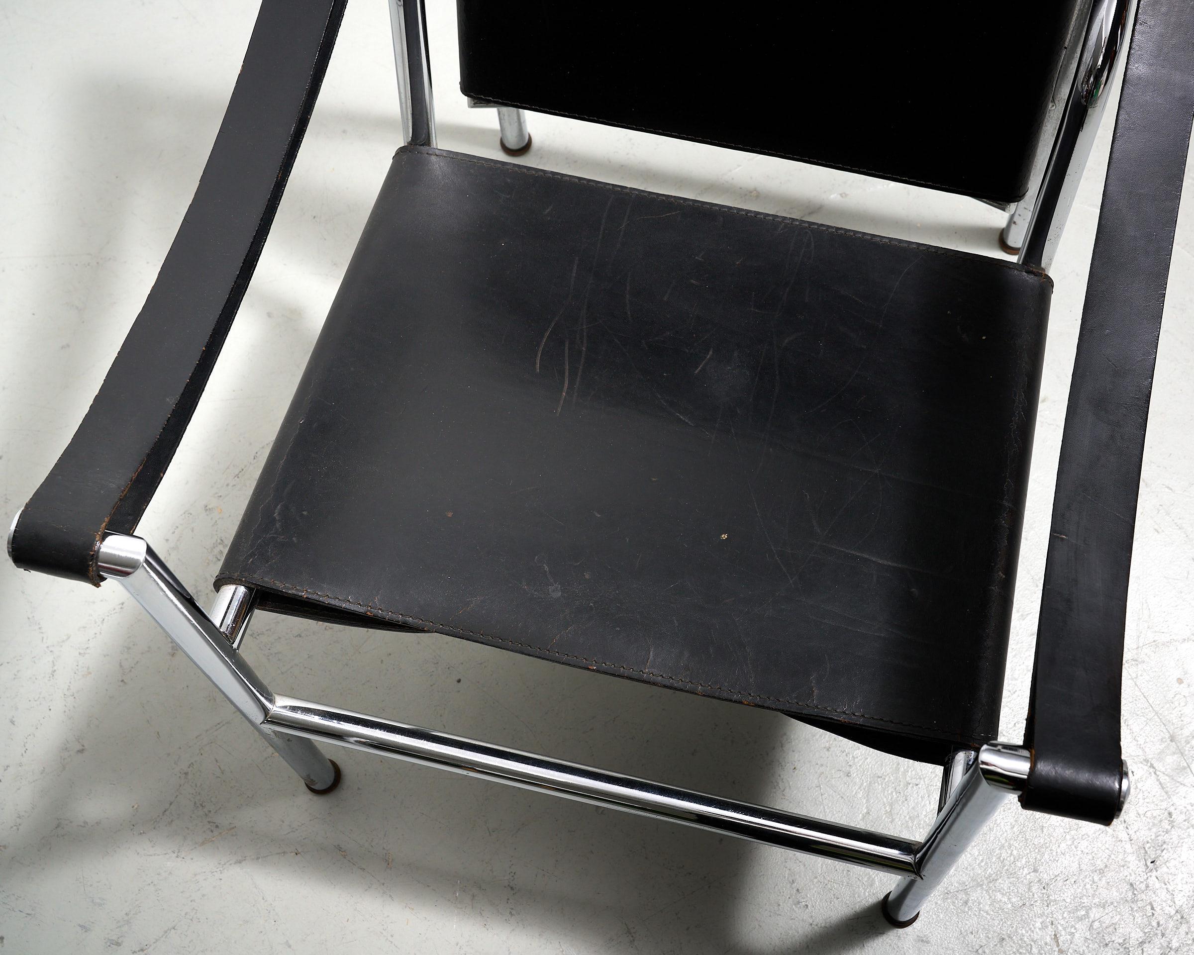 Iconic set of LC1 chairs by Le Corbusier en vente 3