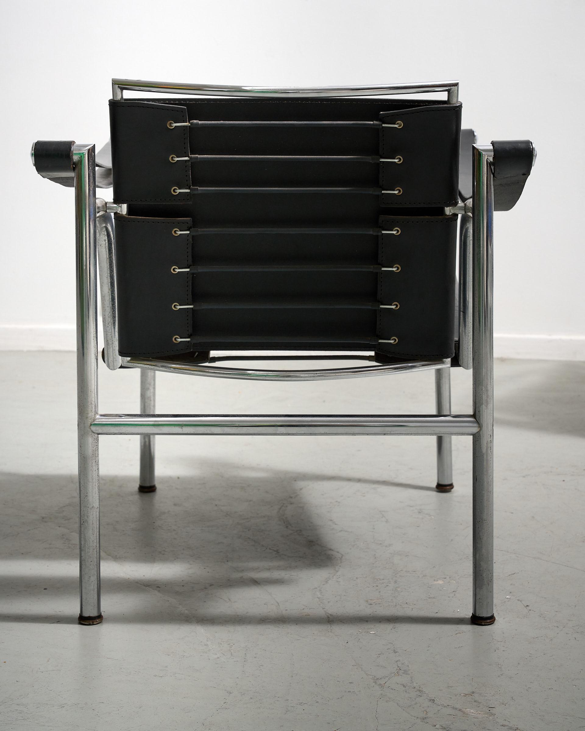 Cuir Iconic set of LC1 chairs by Le Corbusier en vente