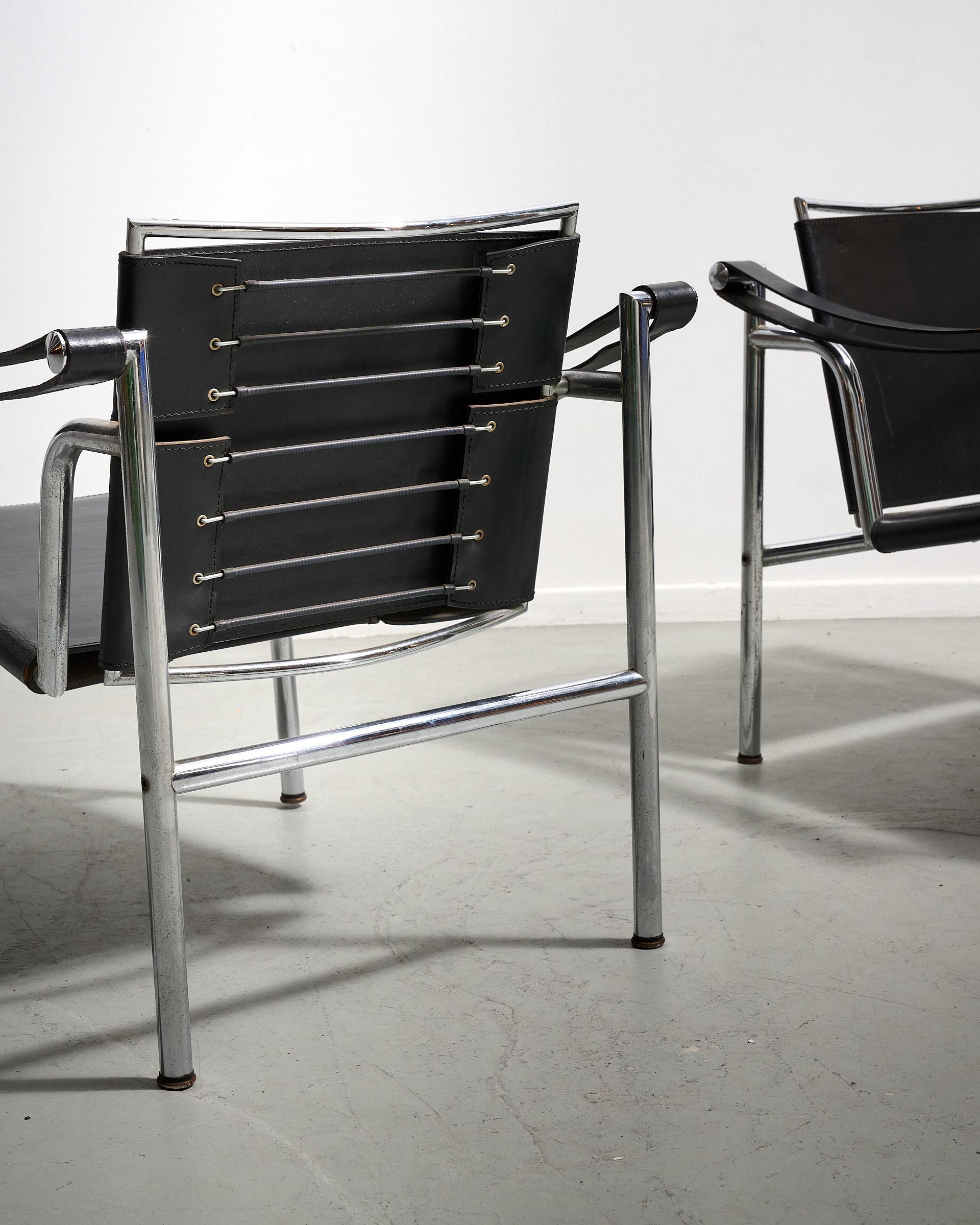 Iconic set of LC1 chairs by Le Corbusier en vente 1