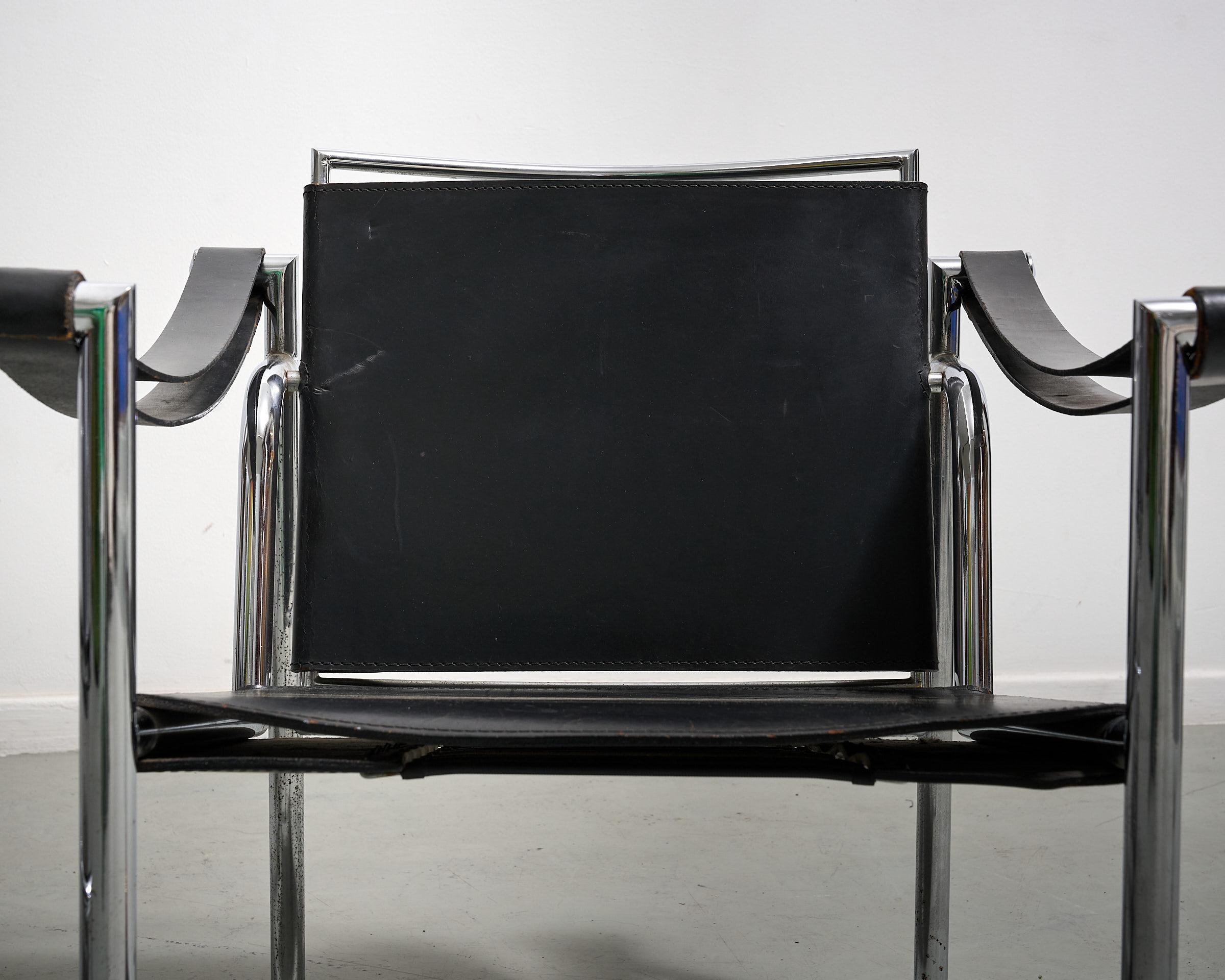 Iconic set of LC1 chairs by Le Corbusier en vente 2