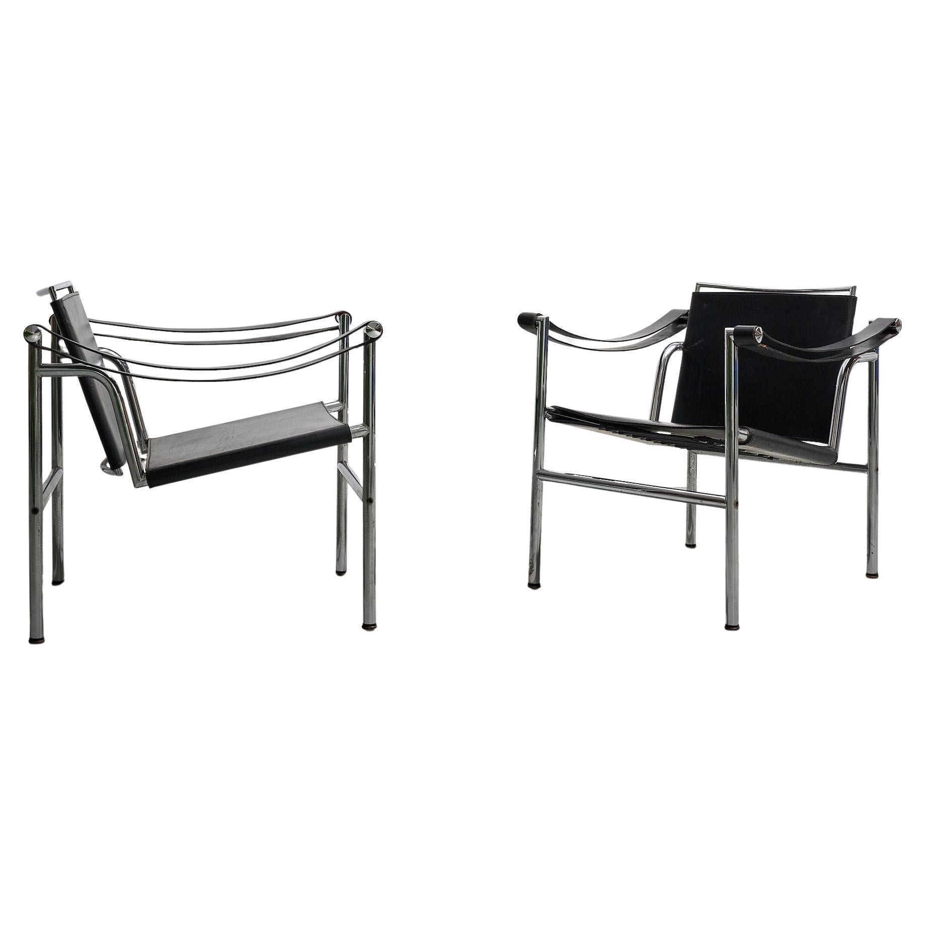 Iconic set of LC1 chairs by Le Corbusier en vente