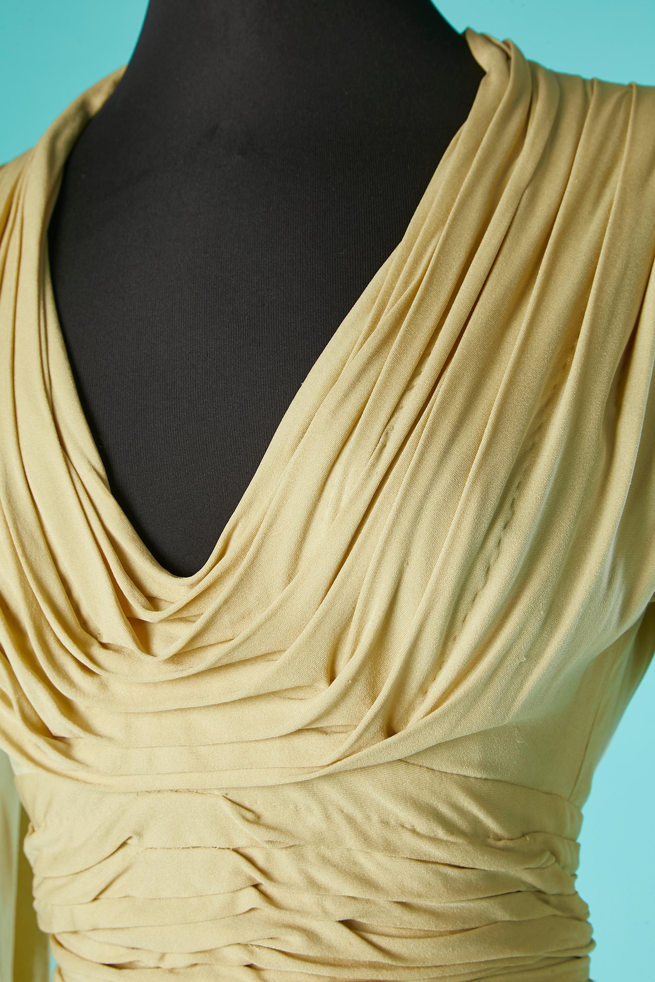 Robe de soirée iconique en jersey de soie, drapée et plissée à la main. Les plis et les drapés sont faits à la main sur une base de jersey (des épaules aux hanches). Plus long dans le dos que devant : Longueur devant= 140 cm, longueur dos= 156
