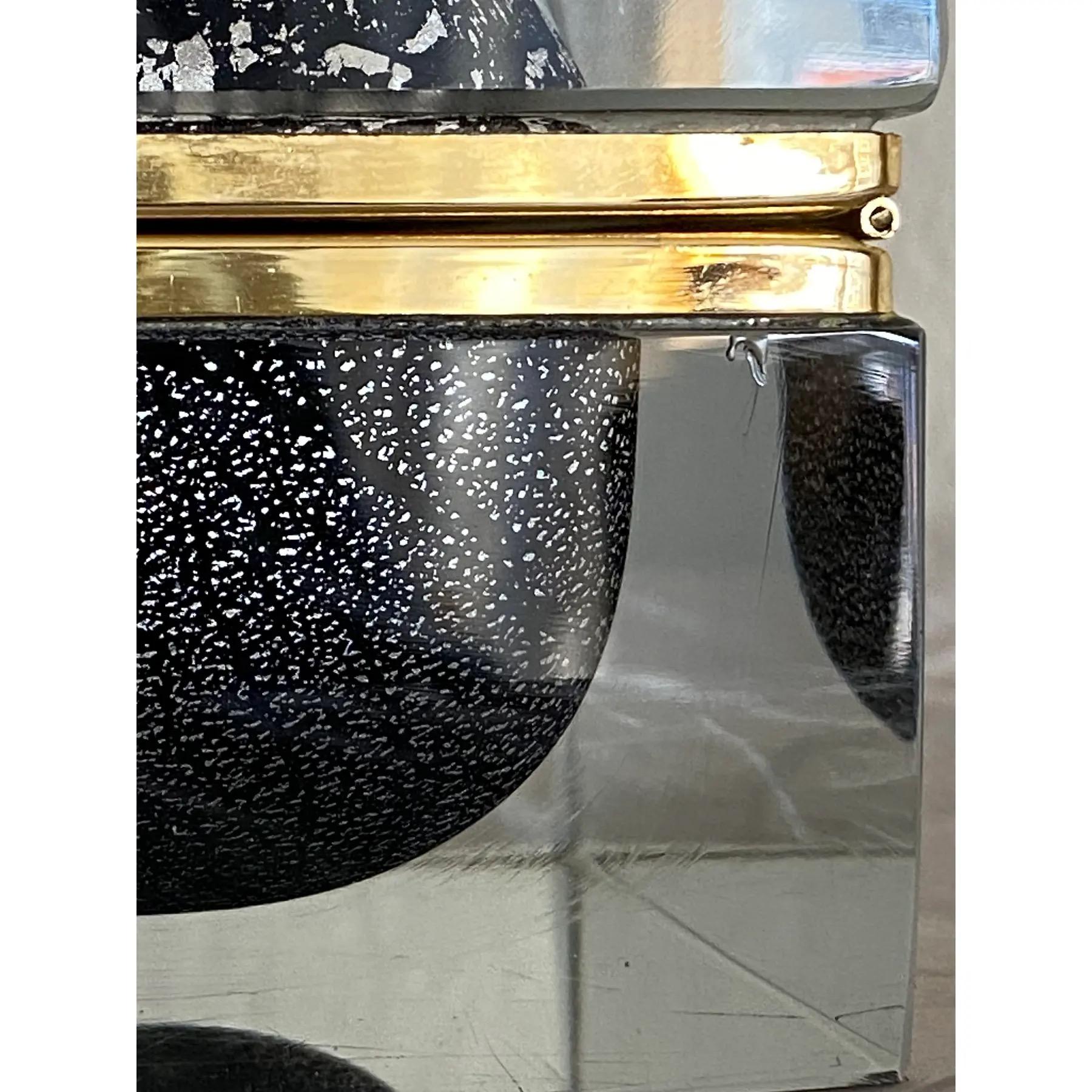 Una impresionante caja decorativa y coleccionable de Murano para un aficionado al lujo y la rareza. 

Esta gran caja sommerso vintage de pan de plata y cristal de Murano negro, fabricada en Italia por Alessandro Mandruzzato, hacia la década de 1970.