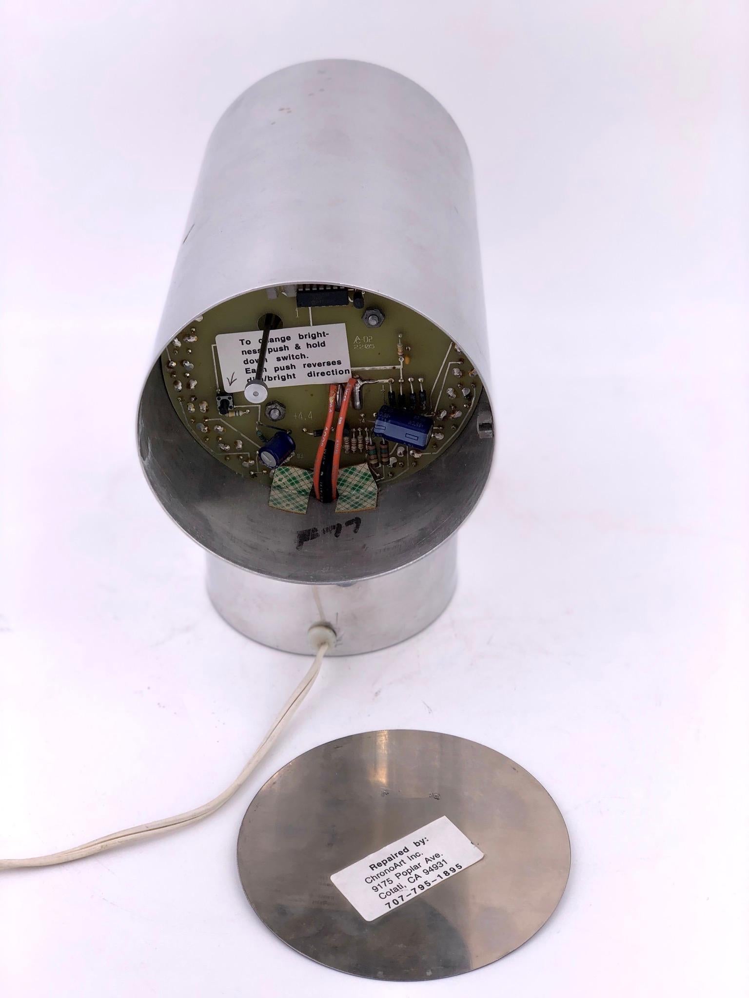 Iconic Space Age Aurora Table Desk Clock by Kirsch Hamilton In Good Condition In San Diego, CA