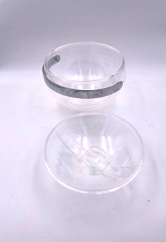 L'iconico secchiello per il ghiaccio in lucite dell'era spaziale disegnato da Paolo Tilche per Guzzini Italia