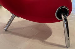 Silla Icónica Embrión Rojo de la Era Espacial por Marc Newson