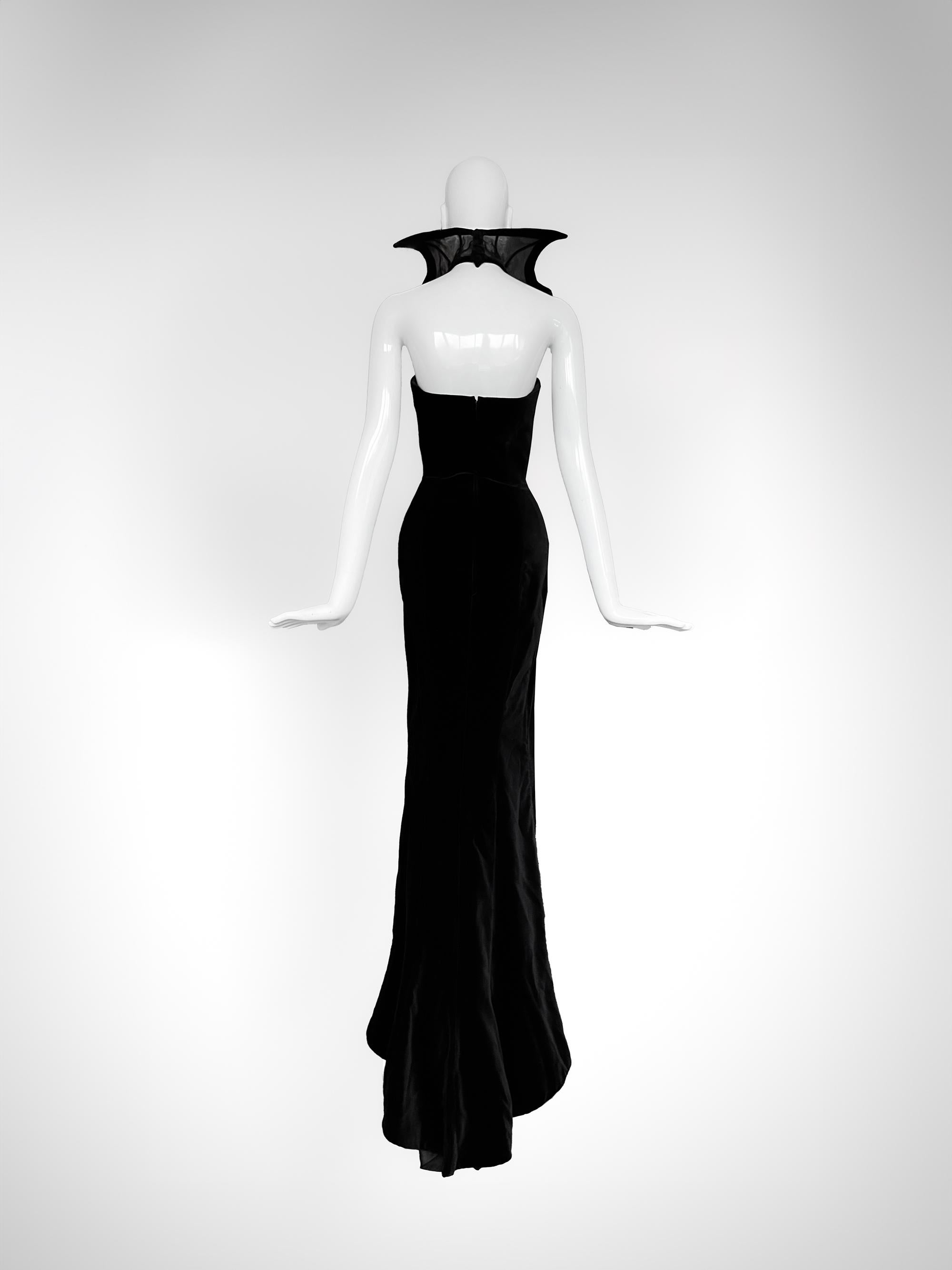 Contempla la impresionante encarnación del alto dramatismo y la maestría de la alta costura:
El impresionante y rarísimo vestido de noche Thierry Mugler 