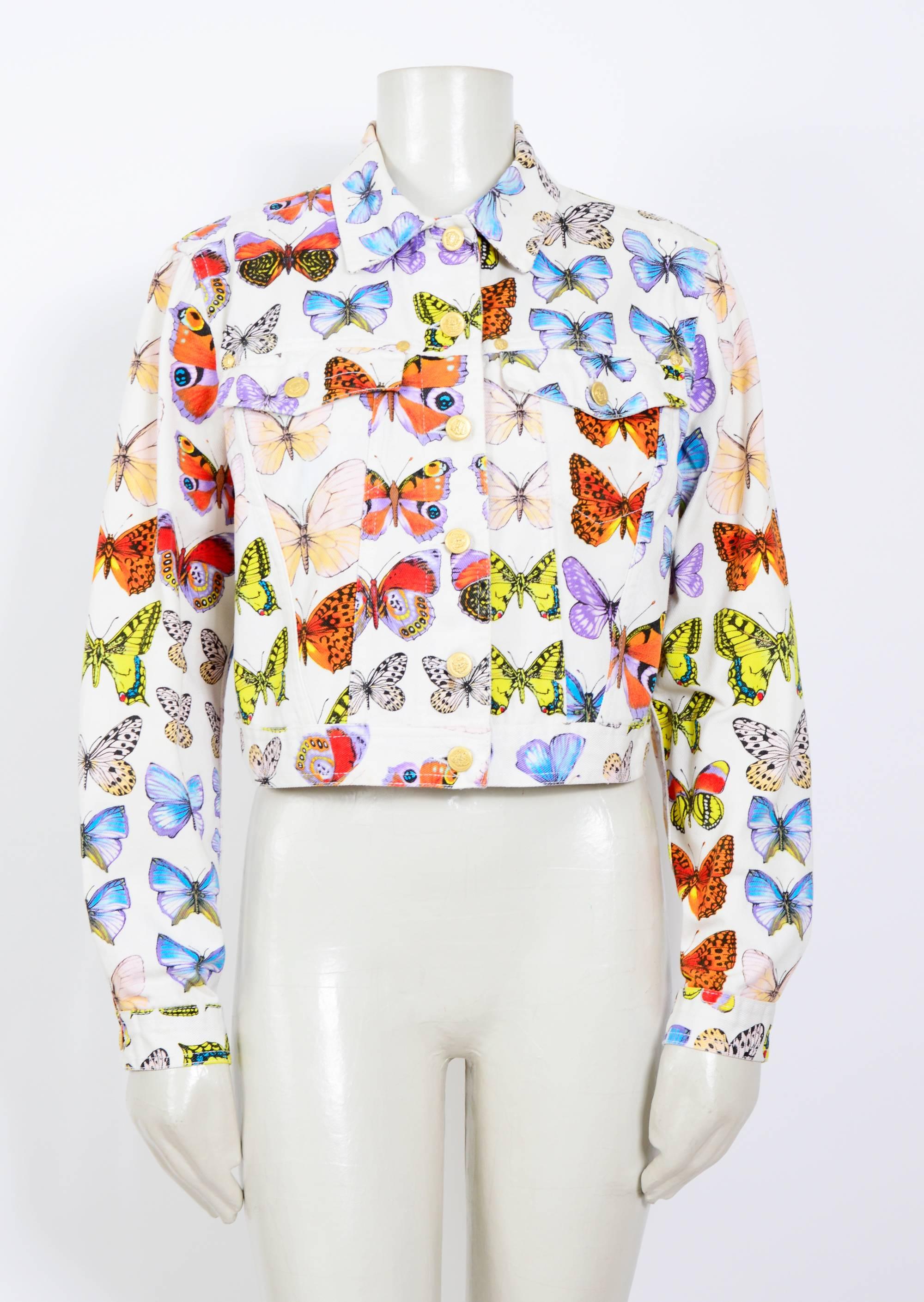 Iconic Versace jeans signature SS1995  butterfly print jacket. Size S. 
Measurements were taken flat:
Sh to Sh 17inch/43cm - Ua to Ua 20inch/51cm(x2) - Waist 16inch/41cm(x2) - Sleeve 24inch/61cm - Total Length 17inch/43cm

Featured in a white denim
