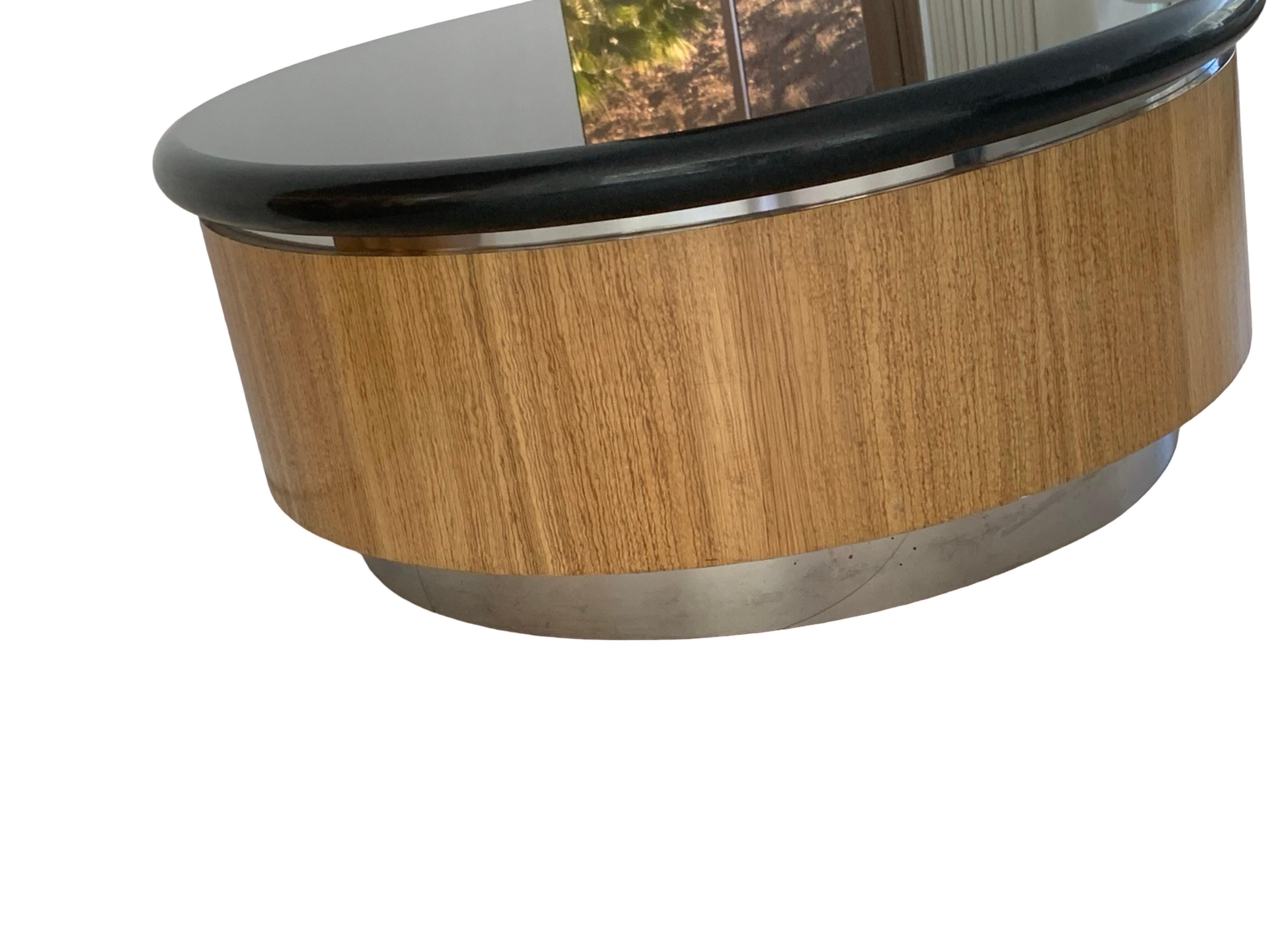 L'iconico tavolino da caffè Steve Chase, progettato su misura in granito nero, legno e cromo in vendita 3