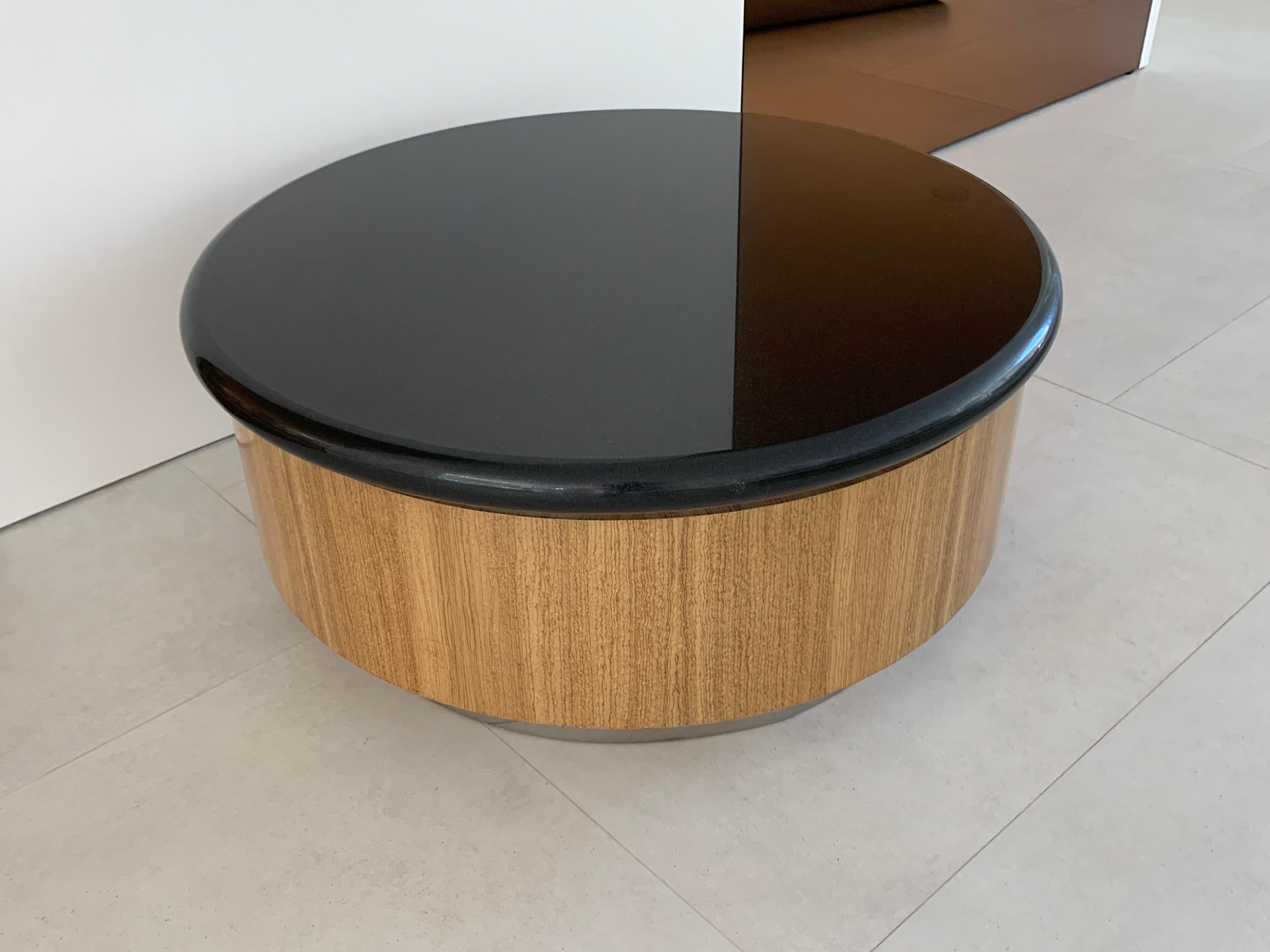 L'iconico tavolino da caffè Steve Chase, progettato su misura in granito nero, legno e cromo in vendita 4