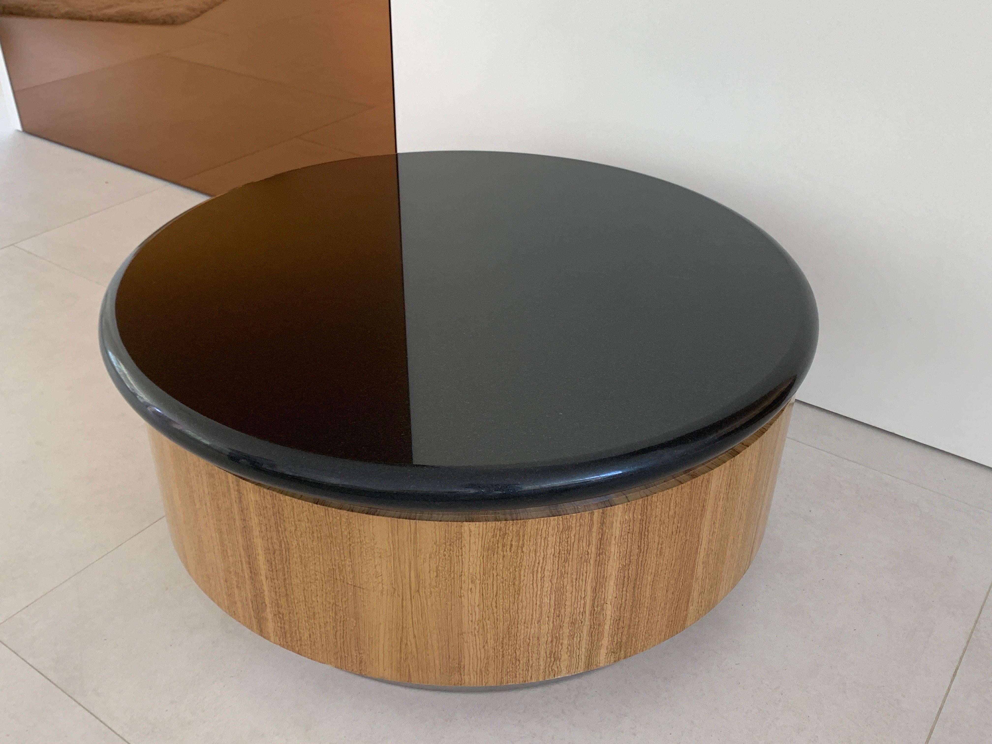 L'iconico tavolino da caffè Steve Chase, progettato su misura in granito nero, legno e cromo in vendita 5