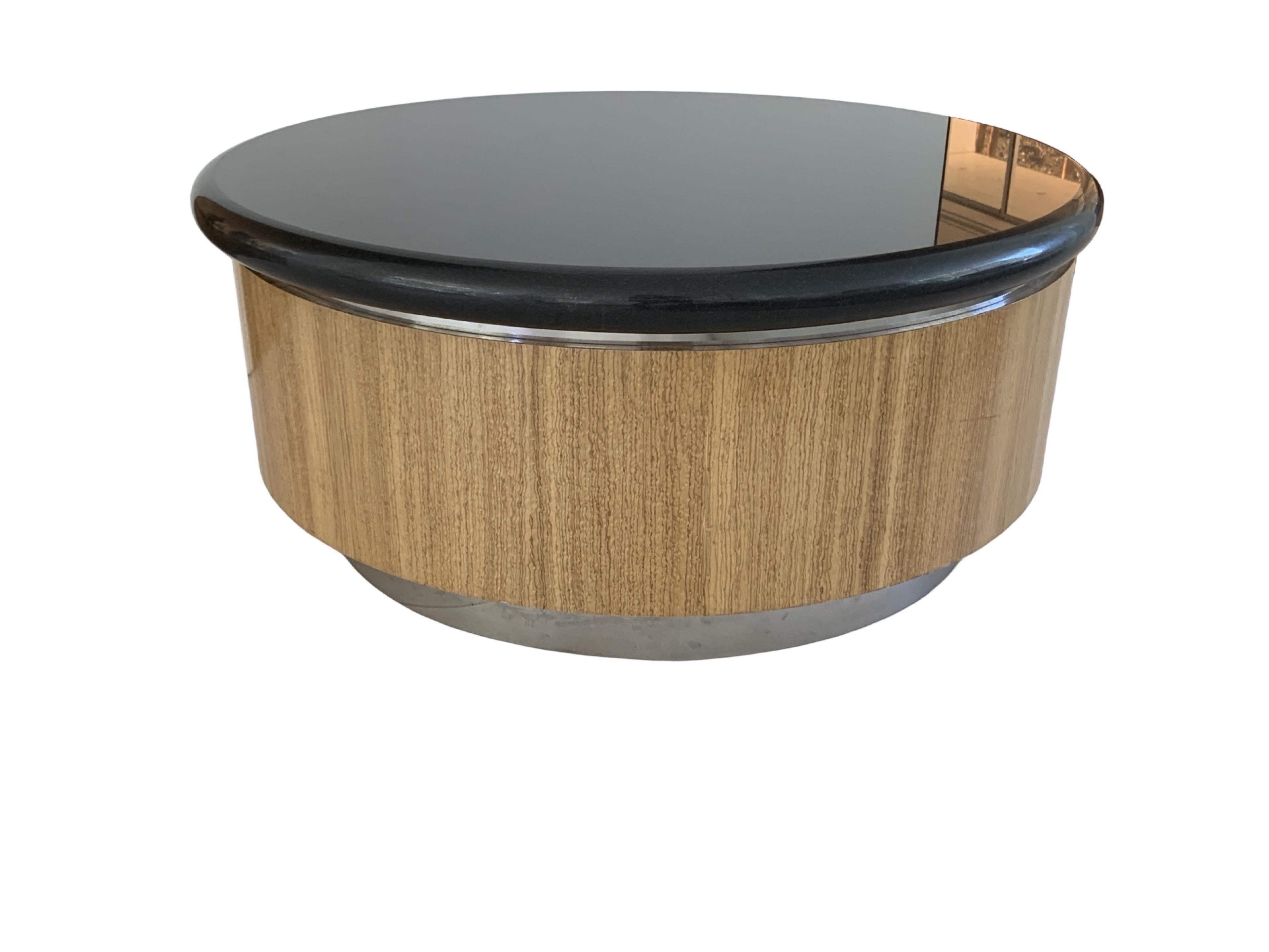 L'iconico tavolino da caffè Steve Chase, progettato su misura in granito nero, legno e cromo in vendita 8