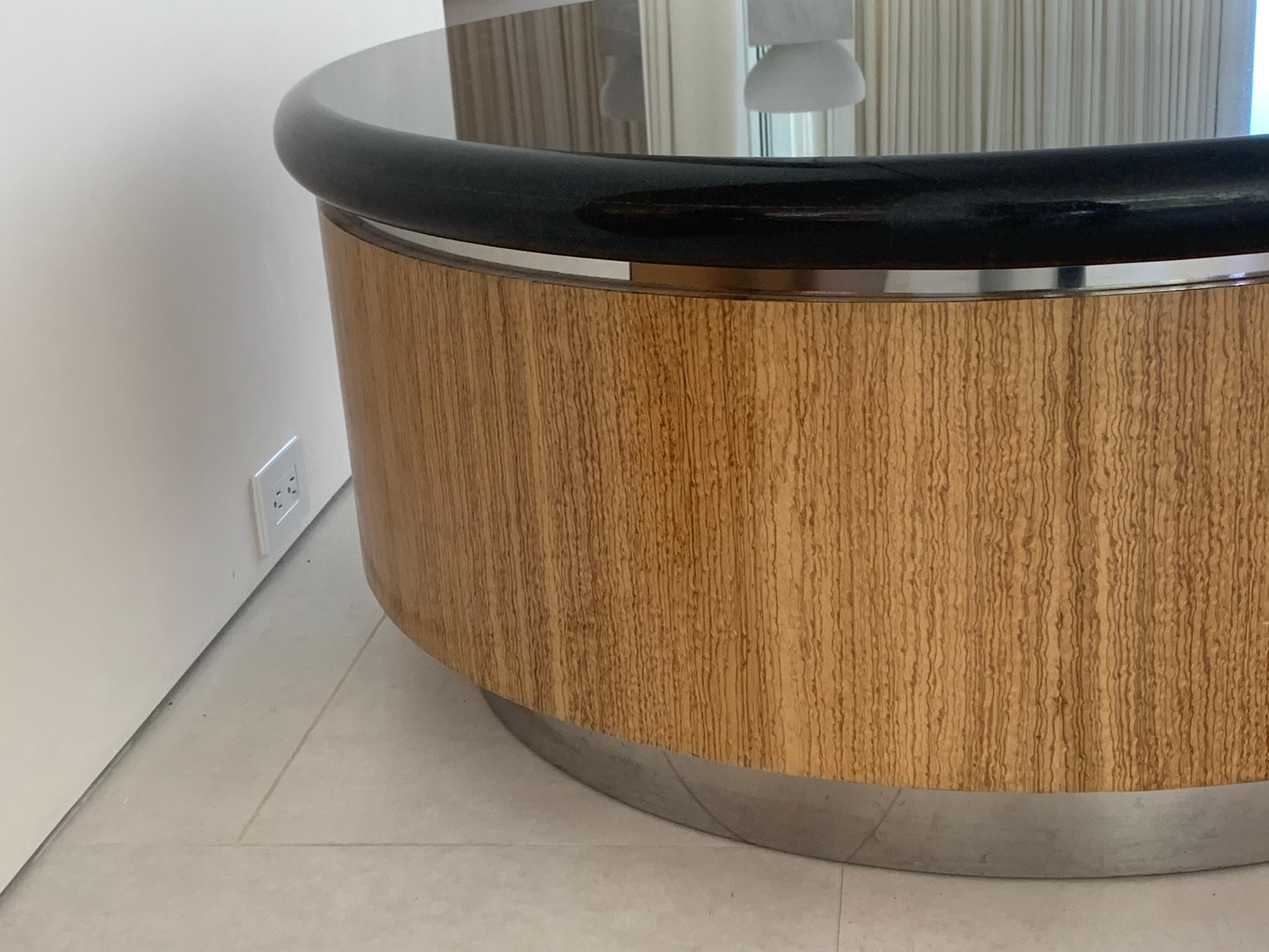 L'iconico tavolino da caffè Steve Chase, progettato su misura in granito nero, legno e cromo in vendita 10