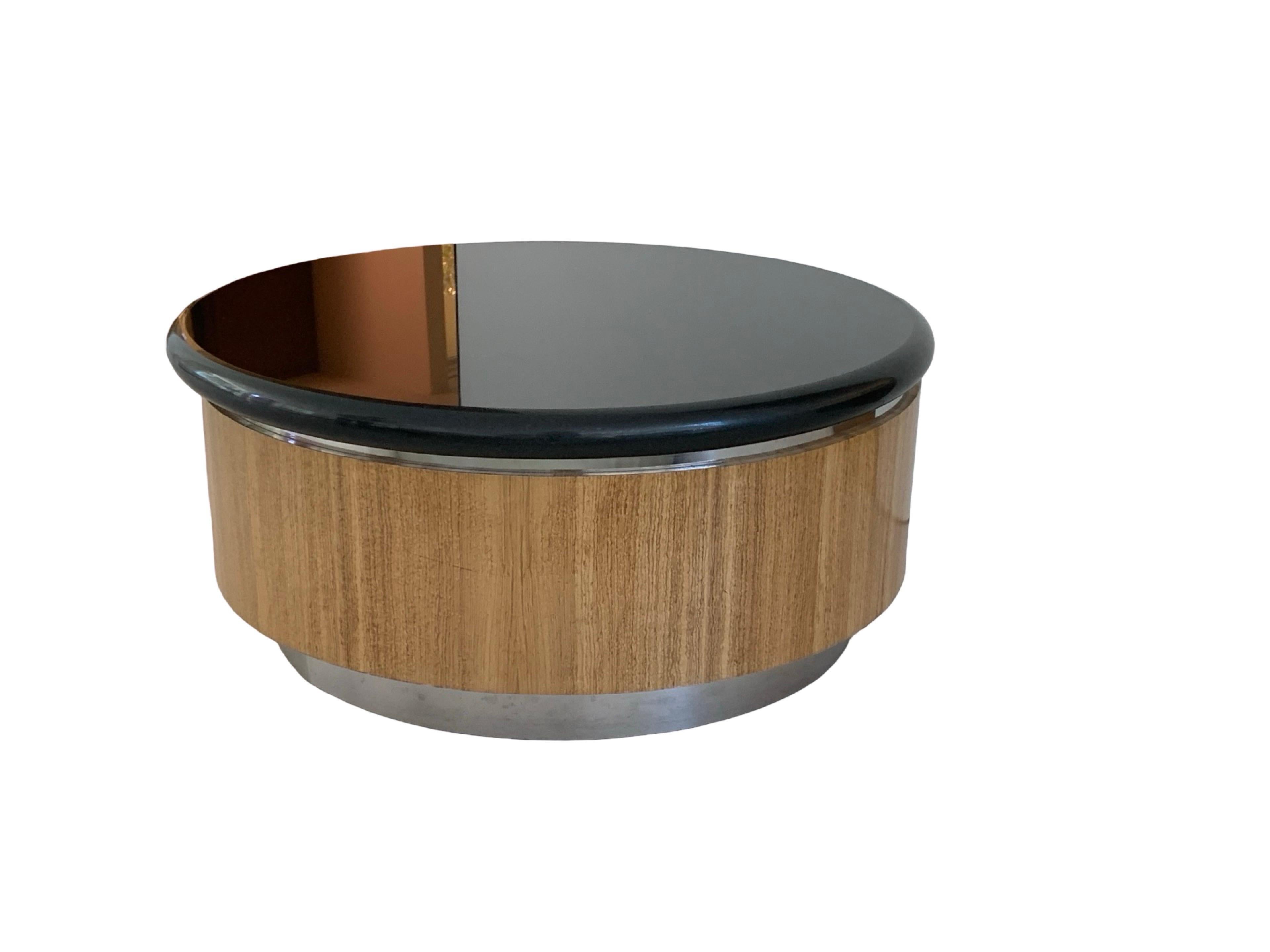 Moderno L'iconico tavolino da caffè Steve Chase, progettato su misura in granito nero, legno e cromo in vendita