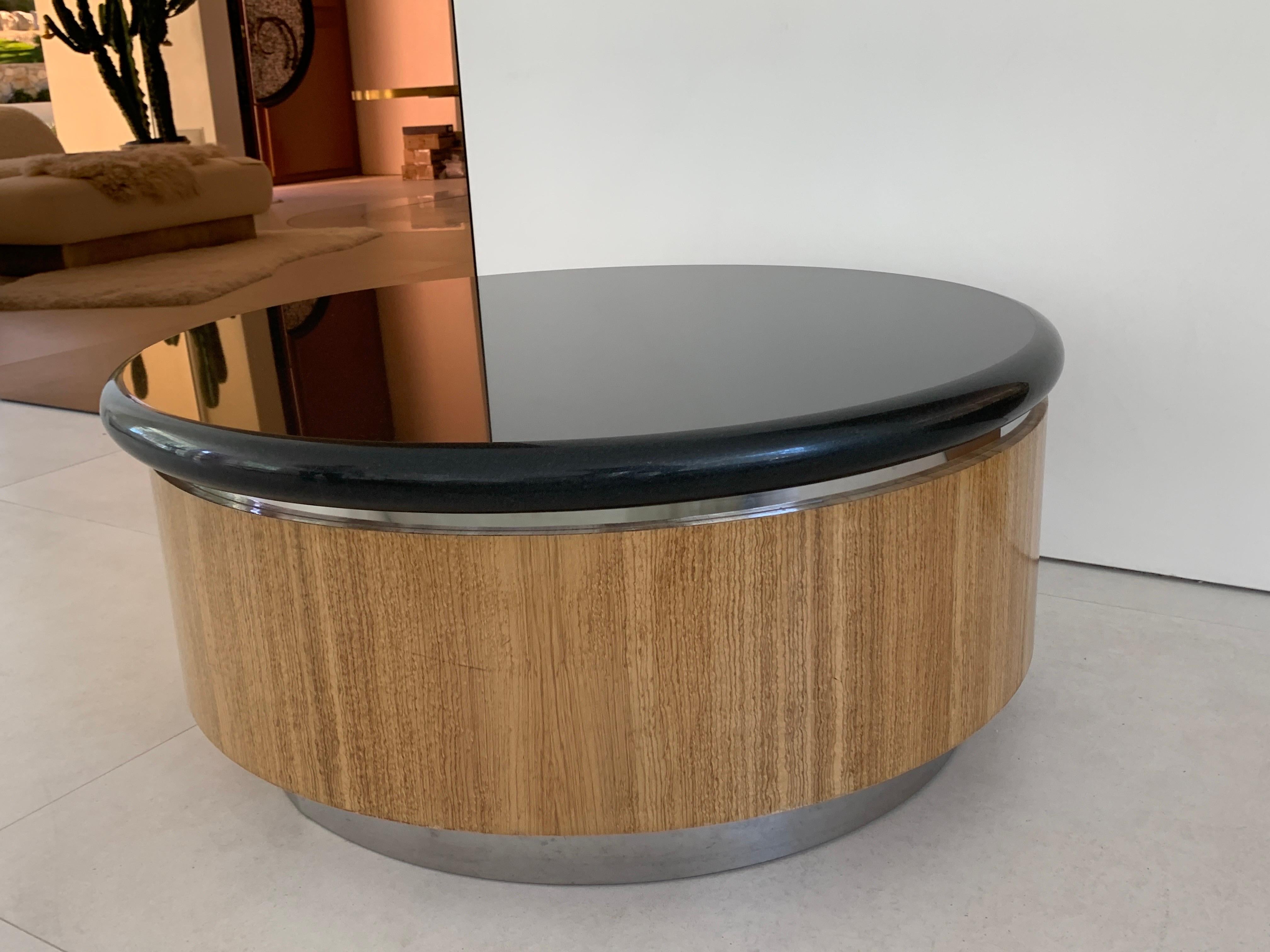 Americano L'iconico tavolino da caffè Steve Chase, progettato su misura in granito nero, legno e cromo in vendita