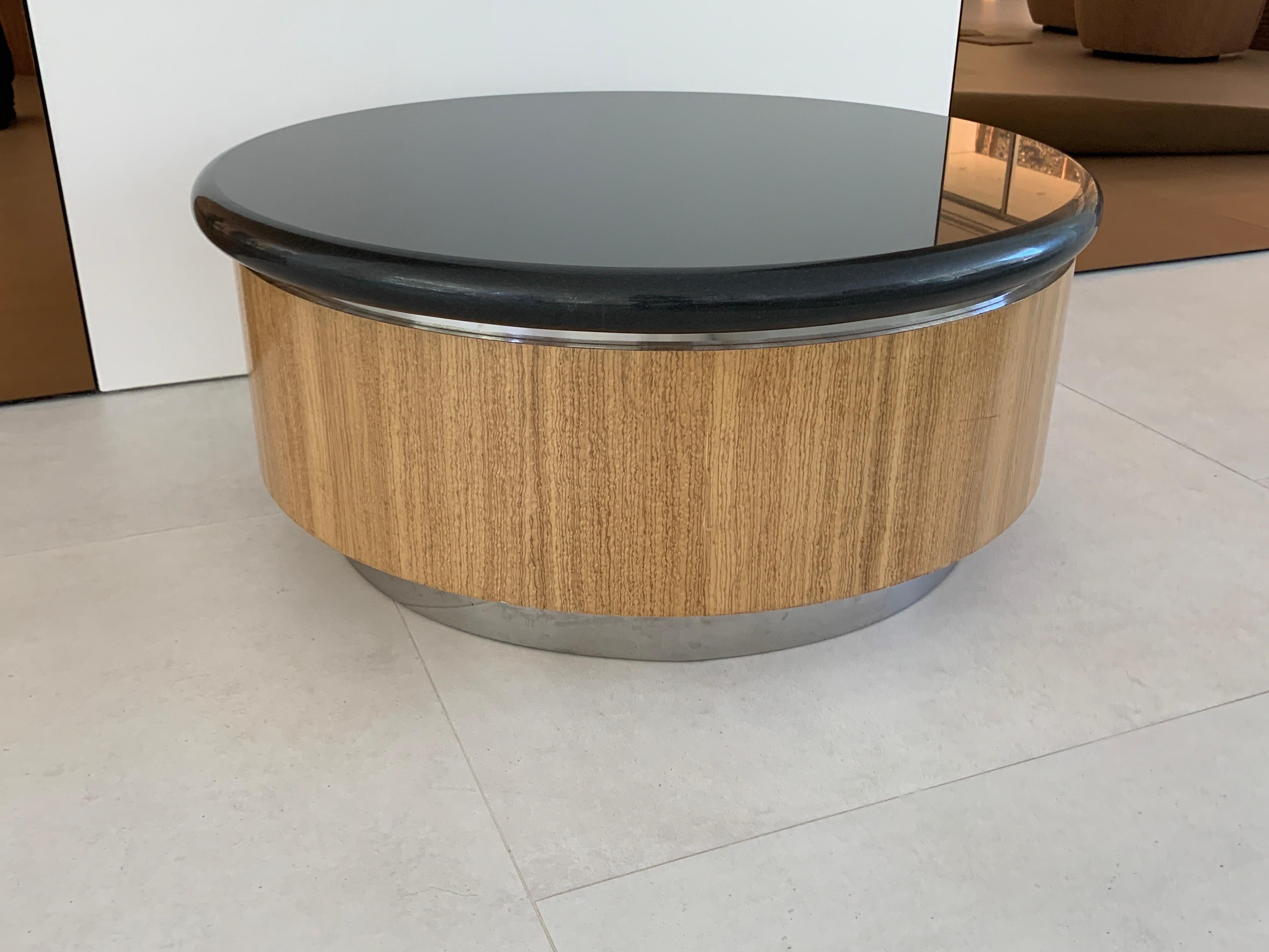 L'iconico tavolino da caffè Steve Chase, progettato su misura in granito nero, legno e cromo In condizioni buone in vendita a Palm Springs, CA