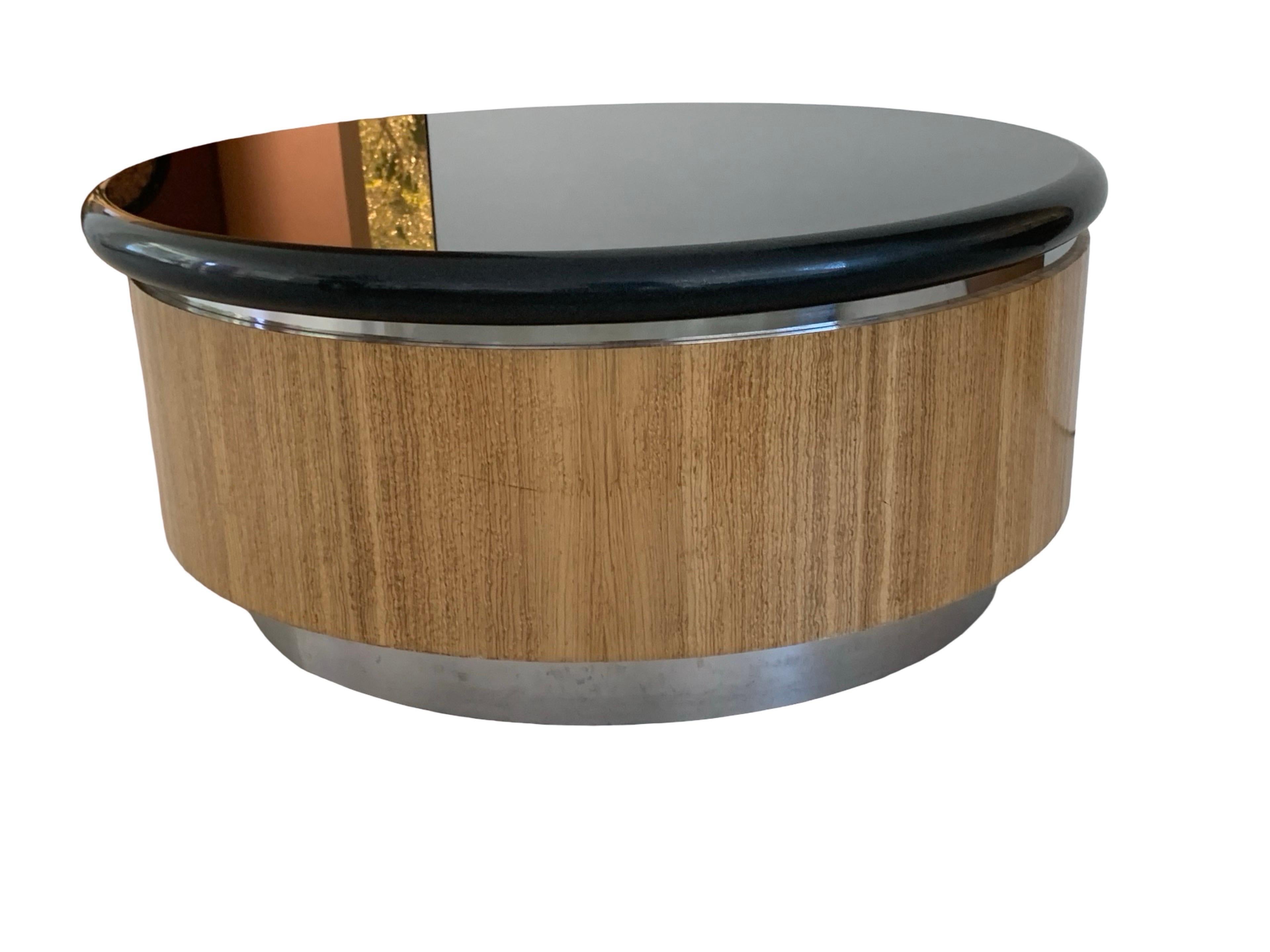 Fine XX secolo L'iconico tavolino da caffè Steve Chase, progettato su misura in granito nero, legno e cromo in vendita