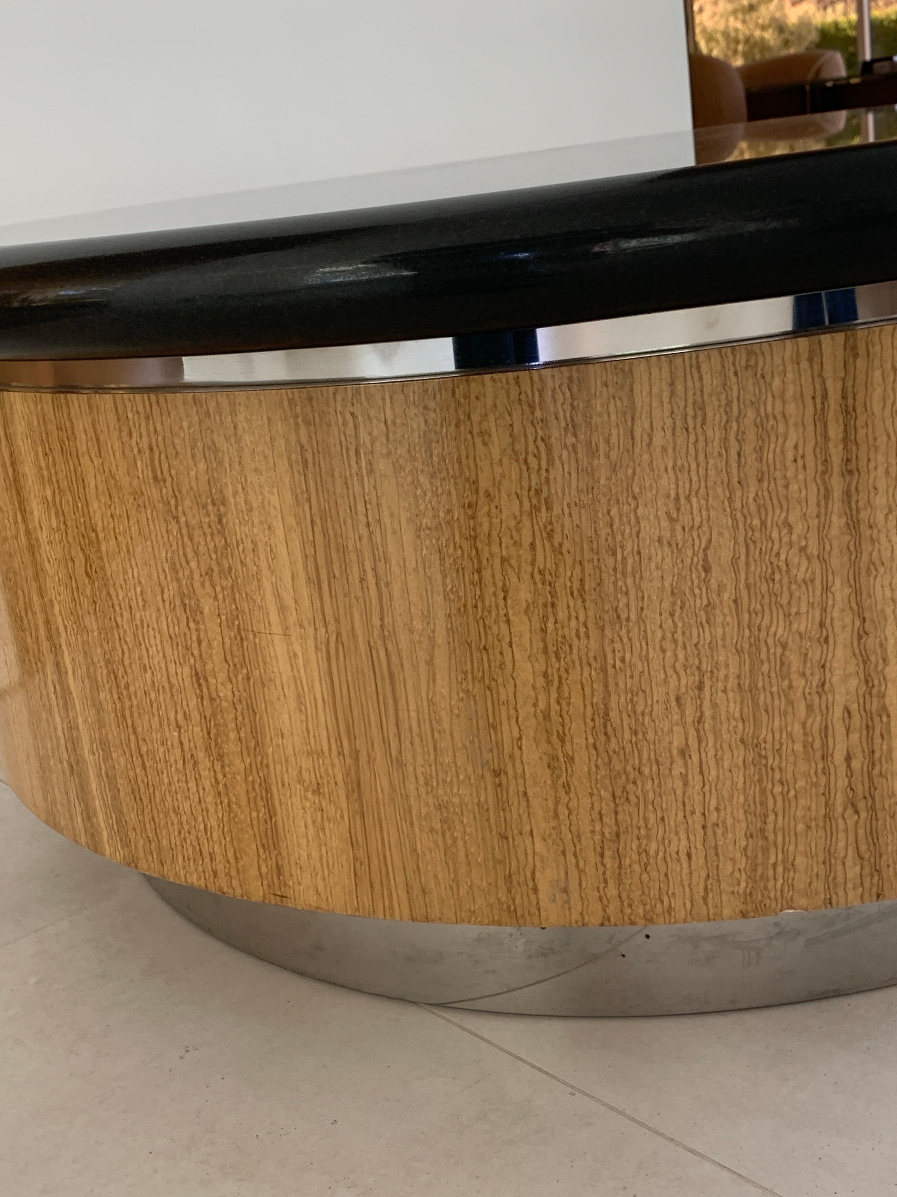 Granito L'iconico tavolino da caffè Steve Chase, progettato su misura in granito nero, legno e cromo in vendita