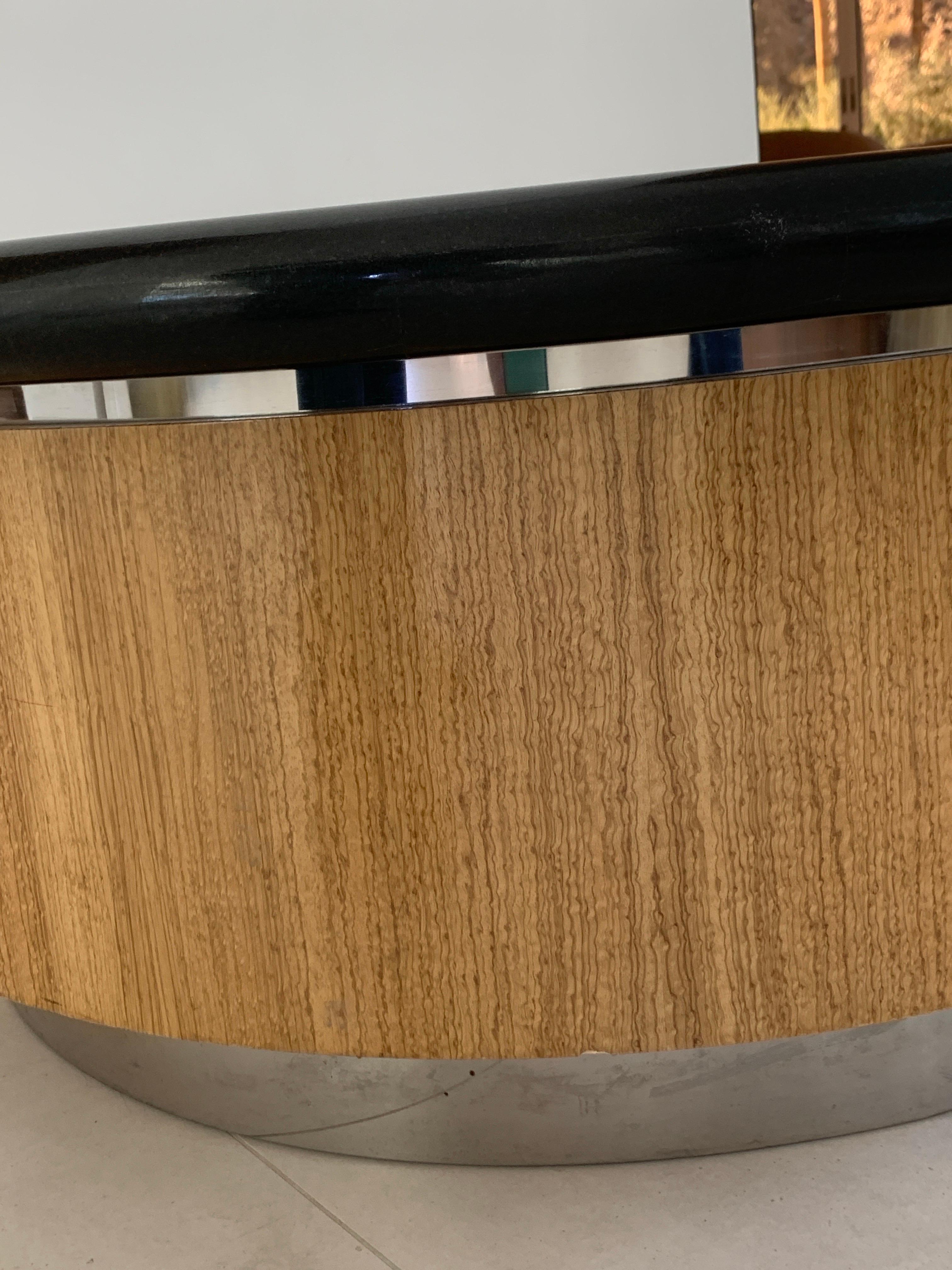 L'iconico tavolino da caffè Steve Chase, progettato su misura in granito nero, legno e cromo in vendita 1