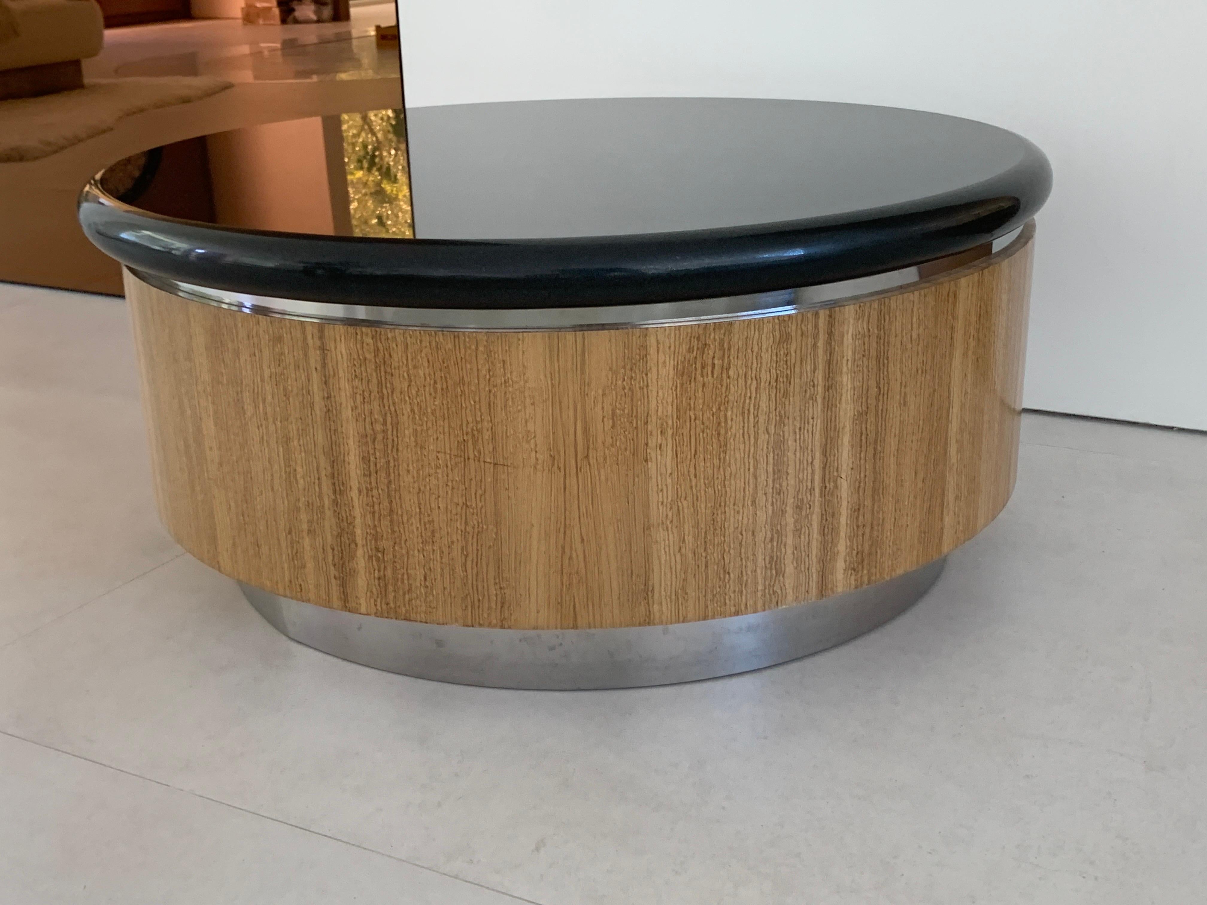 L'iconico tavolino da caffè Steve Chase, progettato su misura in granito nero, legno e cromo in vendita 2