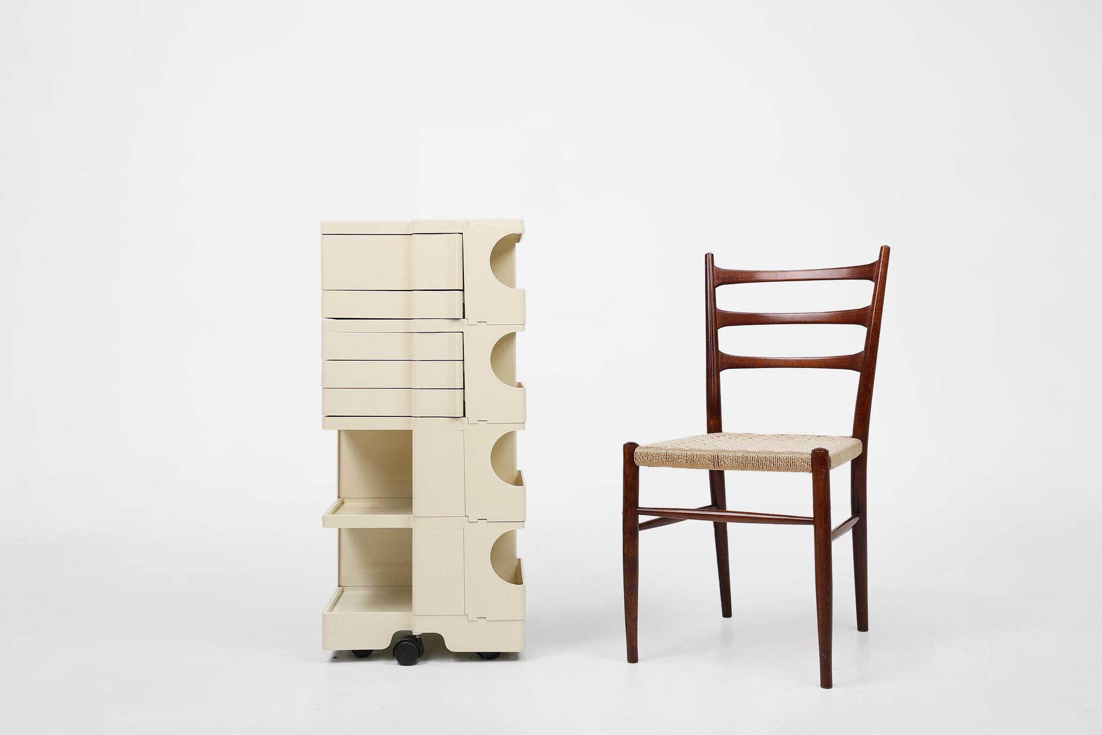 Italia / 1970 / carrito Boby / Joe Colombo / Bieffeplast / plástico / Mitad de siglo / vintage

Un elegante mueble de almacenaje decorativo blanco con ruedas para una movilidad sin esfuerzo, diseñado por Joe Colombo y fabricado por Bieffeplast en la