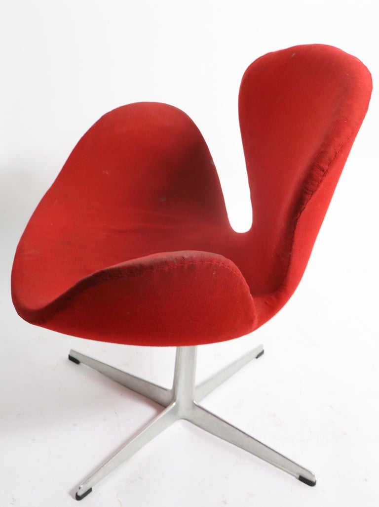 Iconic Danish Modern Swan chair, designed by Arne Jacobsen, manufactured by Fritz Hansen. This example is structurally sound, and fully functional ( swivels ) the upholstery, including the foam, will need to to replaced. 
 Measures: Total H 32 x
