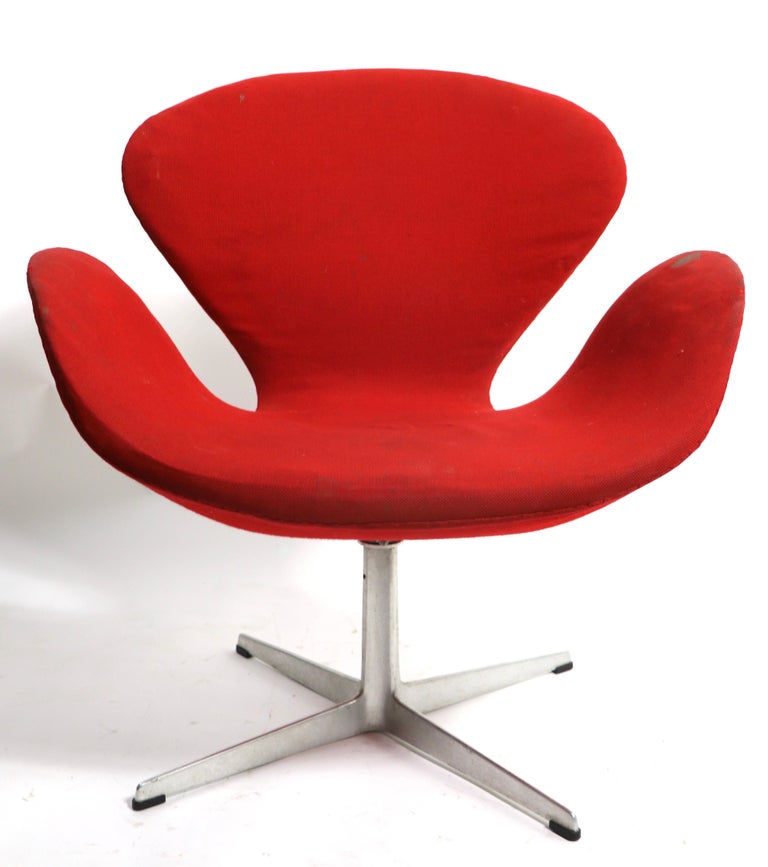 Iconic Swan Chair Arne Jacobsen for Fritz Hansen In Fair Condition For Sale In New York, NY