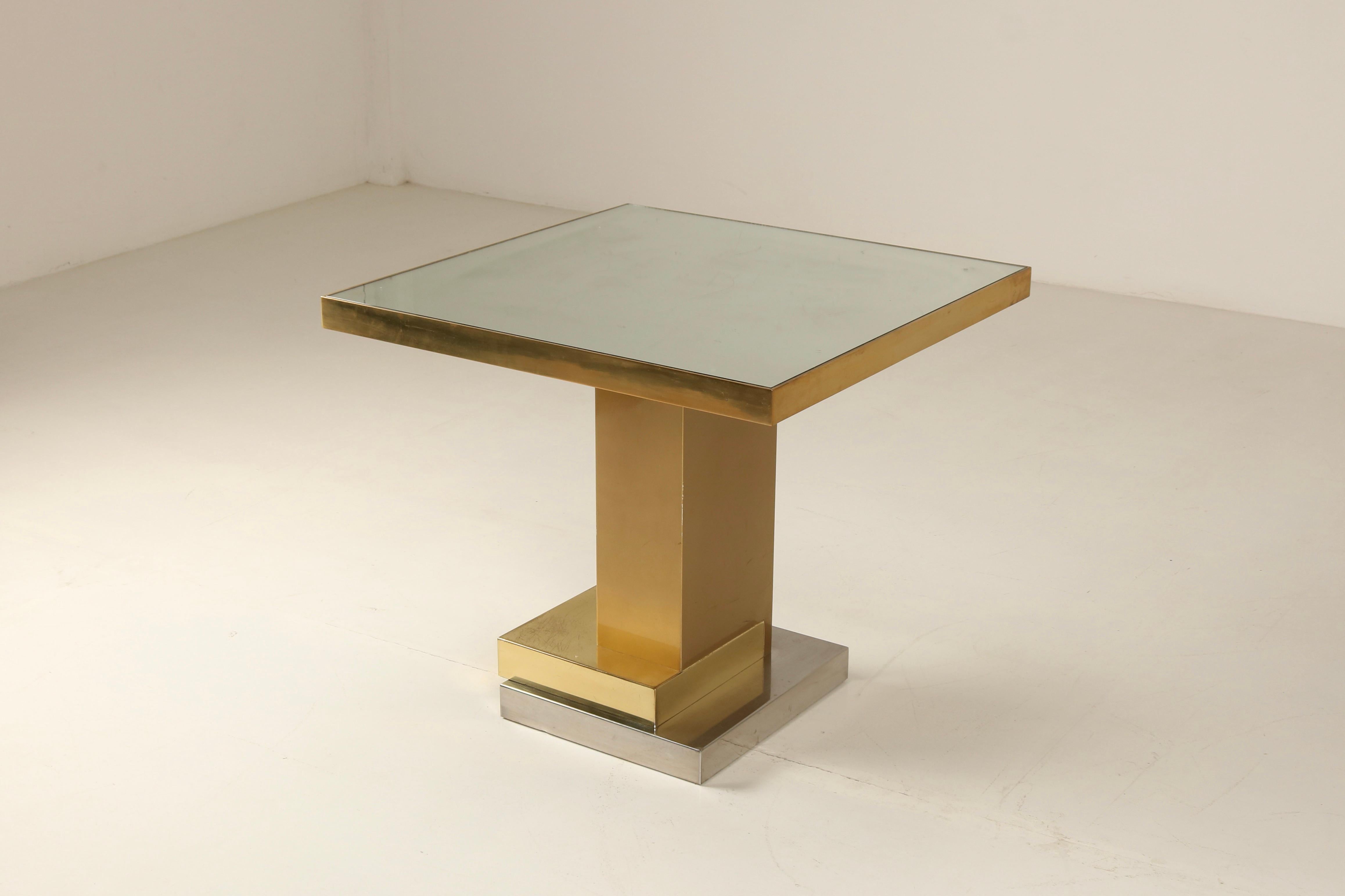 Cette table iconique en or de Ferruccio Laviani a été dessinée à l'origine en 2006 pour les intérieurs du légendaire restaurant Gold de Dolce & Gabbana. Ses nuances polychromes en or et ses lignes géométriques et sophistiquées en font le décor idéal