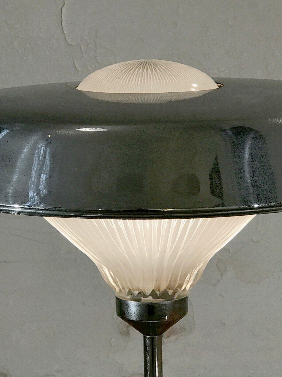 Postmoderne Ancienne lampe de table moderniste RADICAL MODERNIST de BBPR, ed. ARTEMIDE, Italie 1970 en vente