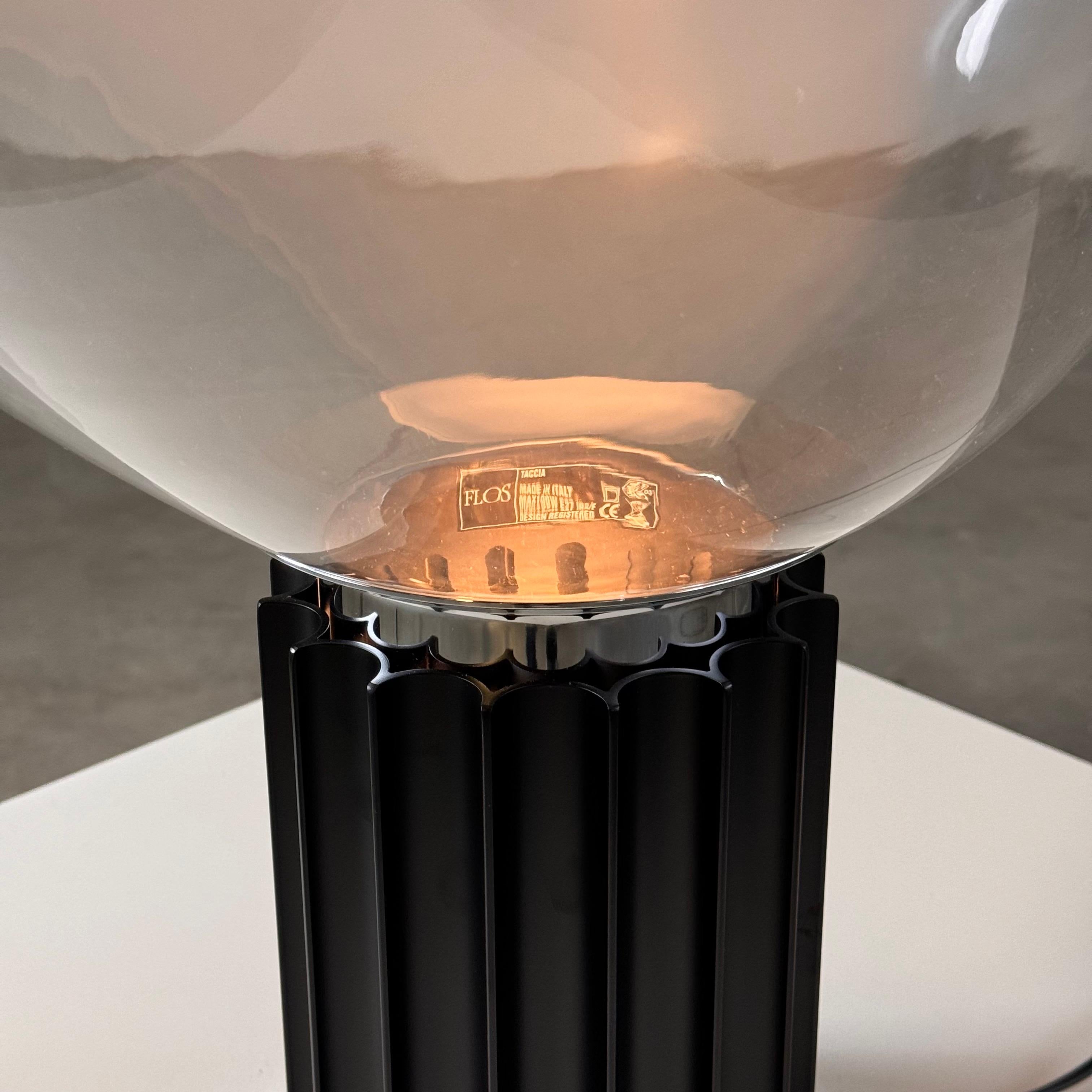 Metà XX secolo Lampada da tavolo iconica 
