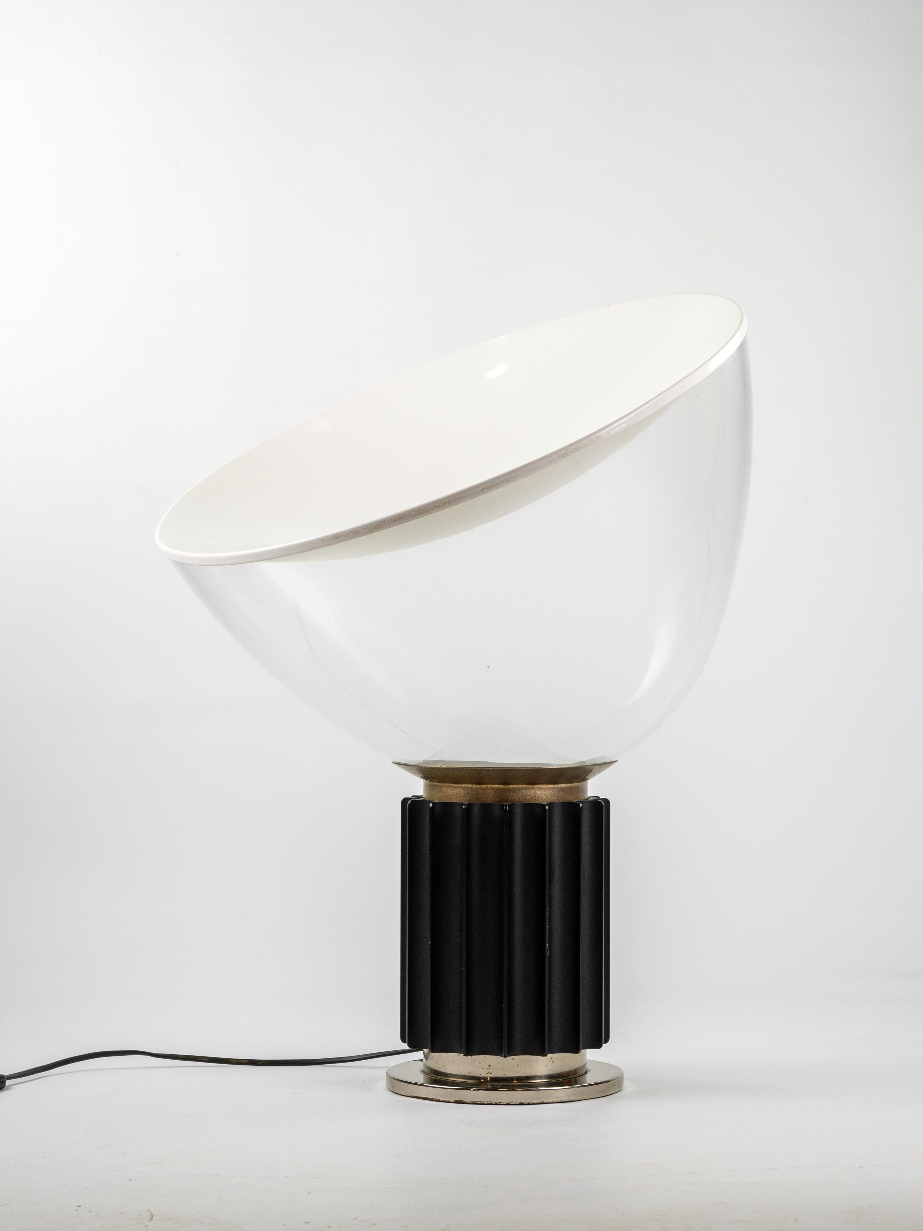 Iconic TACCIA table lamp designed by Achille et Pier Giacomo Castiglioni for the italian manufacture FLOS. 

Very good condition, light patina. 

Circa 1990

Lampshade in glass. 

French plug. 

More information upon request. 