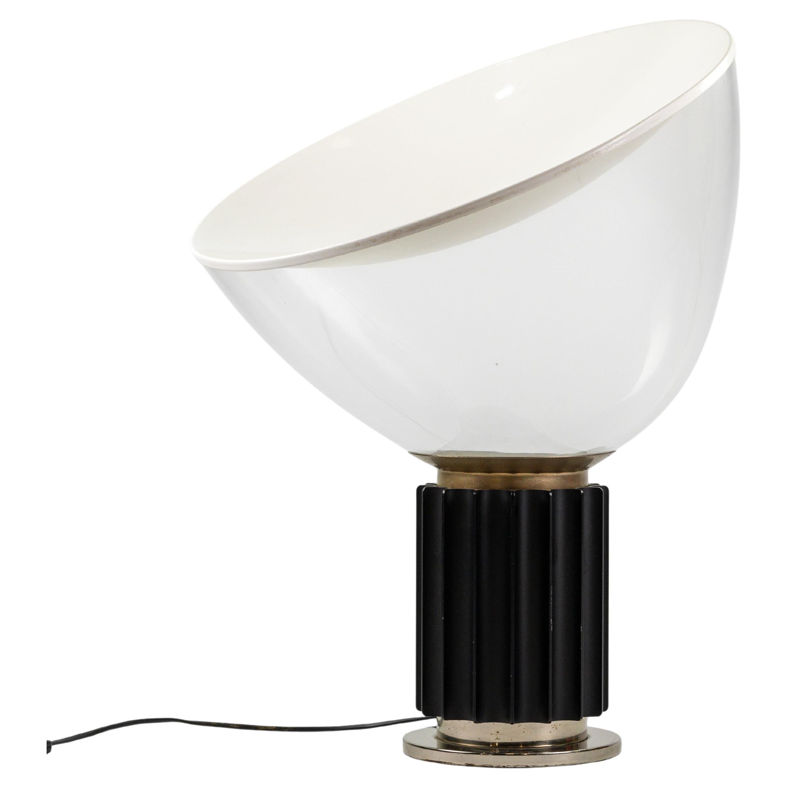 L'iconica lampada da tavolo Taccia, design di Achille and Pier Giacomo Castiglioni per Flos