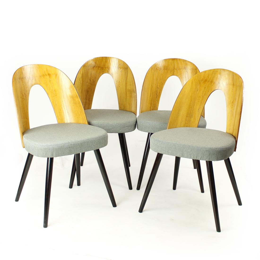 Les emblématiques chaises Tatra produites par Tatra Furniture à Pravenec, en Tchécoslovaquie, dans les années 1960. Conçu par Antonin Šuman. L'ensemble est entièrement restauré, la base étant teintée d'un brun plus foncé et le dossier étant plaqué