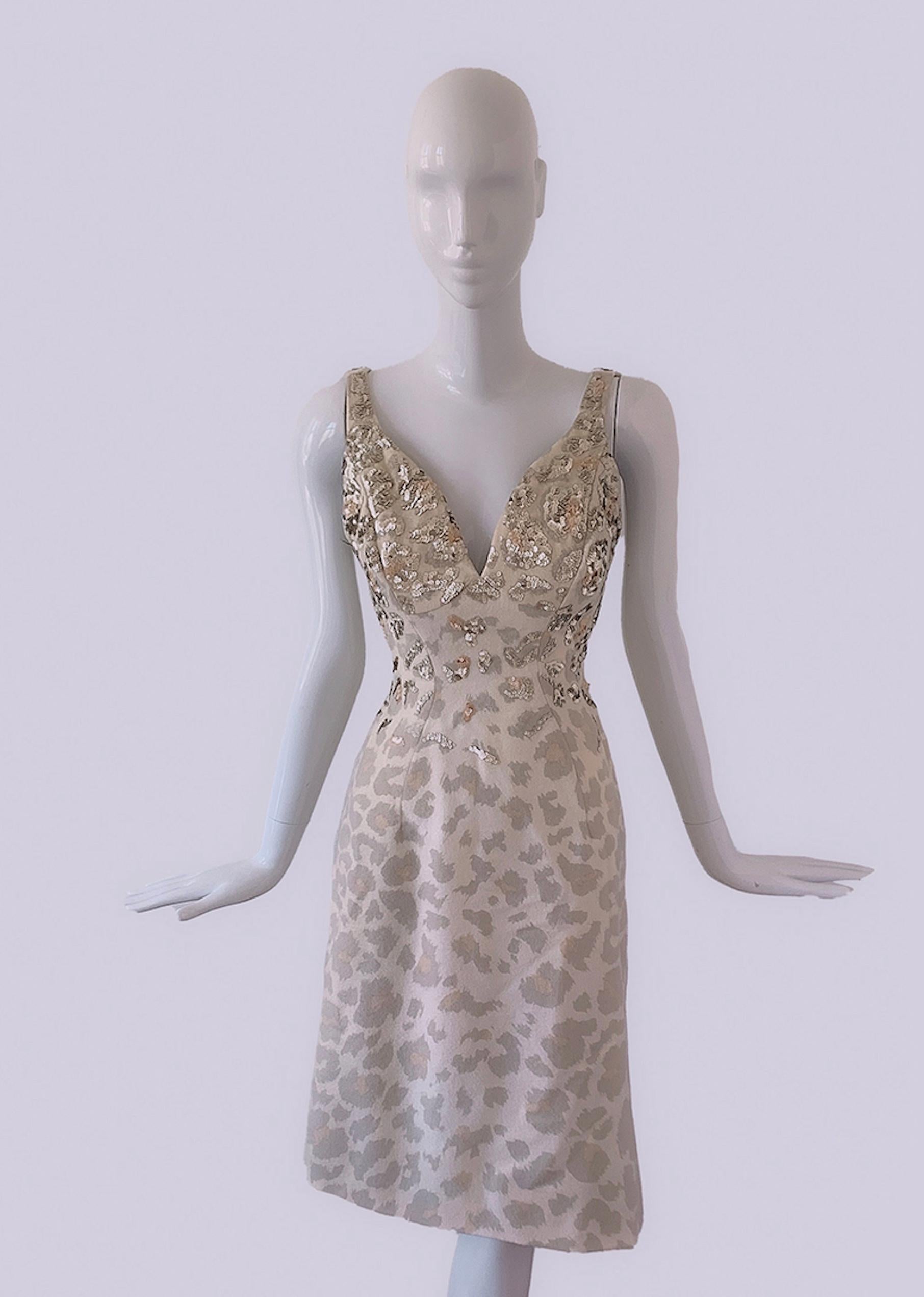 
STUNNING ikonischen Thierry Mugler Couture Kleid aus der 2001 FW Collection'S. Äußerst seltene dokumentierte Runway Gown .

Abstraktes Kleid mit Leo-Print-Muster, das mit den schönsten Glitzerpailletten von Hand verziert ist. Dieser Look ist so