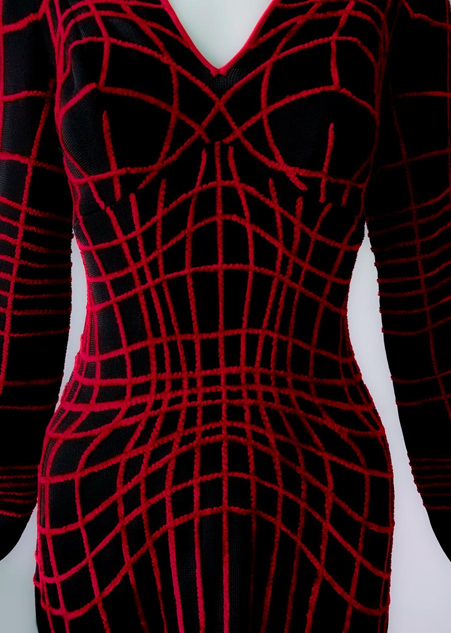 Icónico Thierry Mugler Couture Vestido Araña FW 2001 Raro Digno de Museo Negro Rojo en venta 1