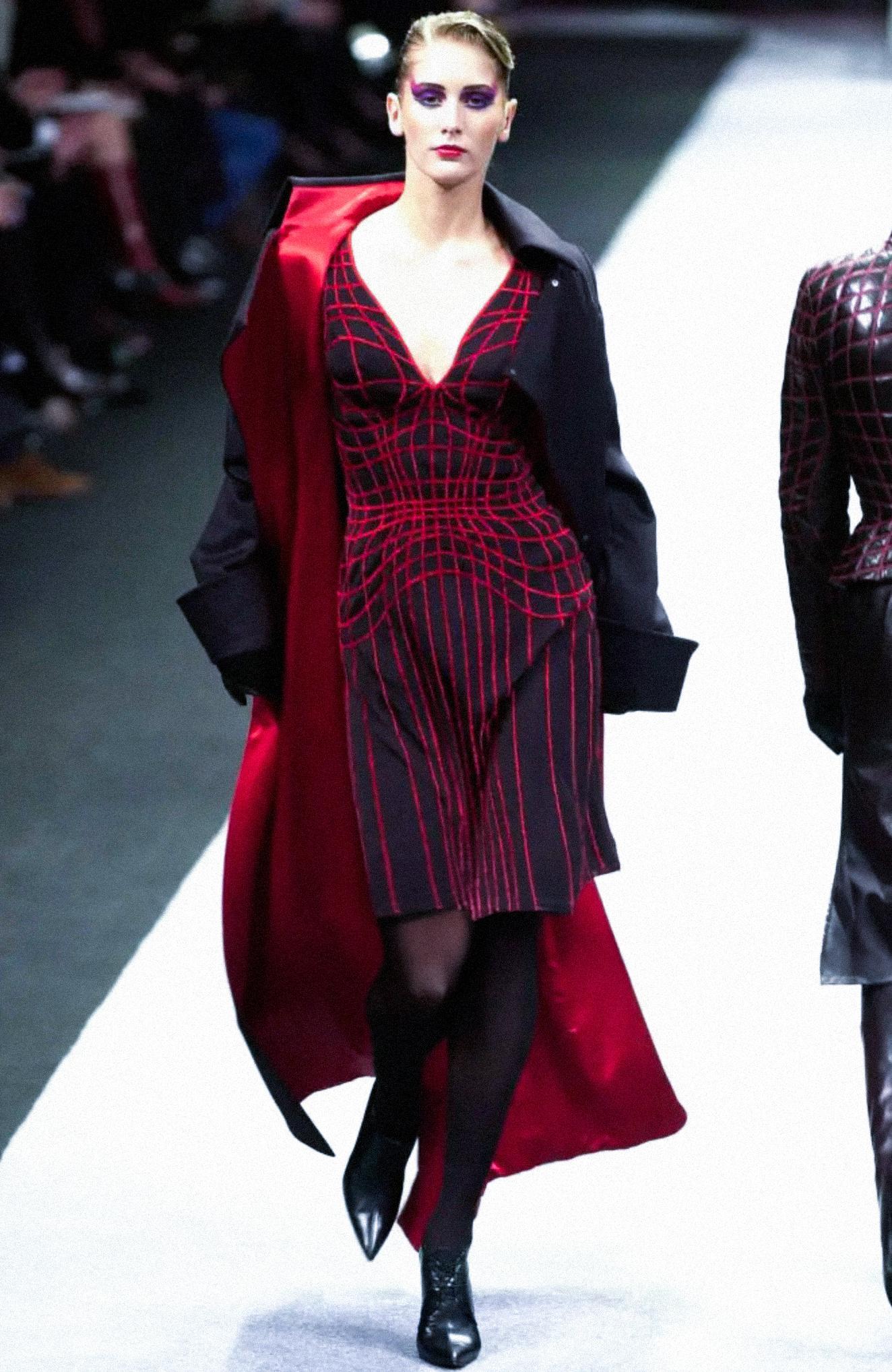 Icónico Thierry Mugler Couture Vestido Araña FW 2001 Raro Digno de Museo Negro Rojo en Excelente estado para la venta en Berlin, BE