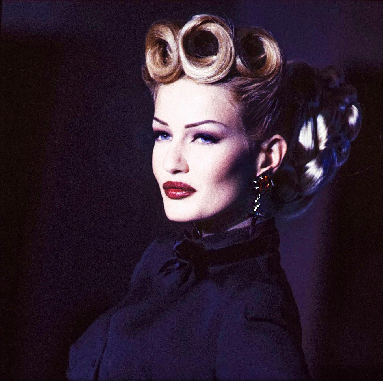 Santo Grial - pendientes Thierry Mugler extremadamente raros, FW 1992 Colección GLAMOUR PUNK-THE RITZ.
Estos pendientes son una auténtica belleza de la estética visionaria del Diseñador. A primera vista, te atrae el ardiente rojo facetado,