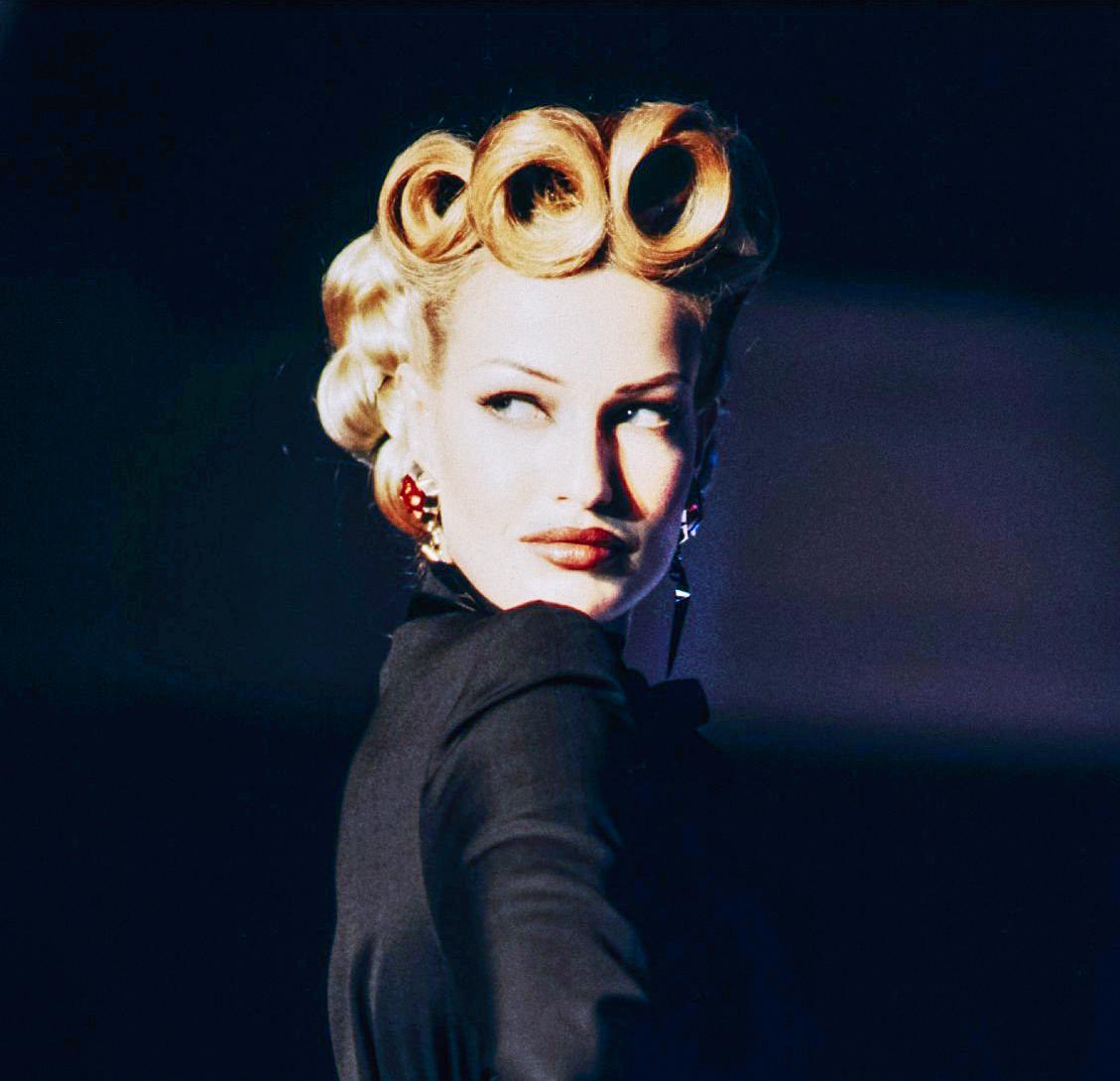 Pendientes Icónicos Thierry Mugler Raros FW 1992 Estrella Roja GLAMOUR en venta 2