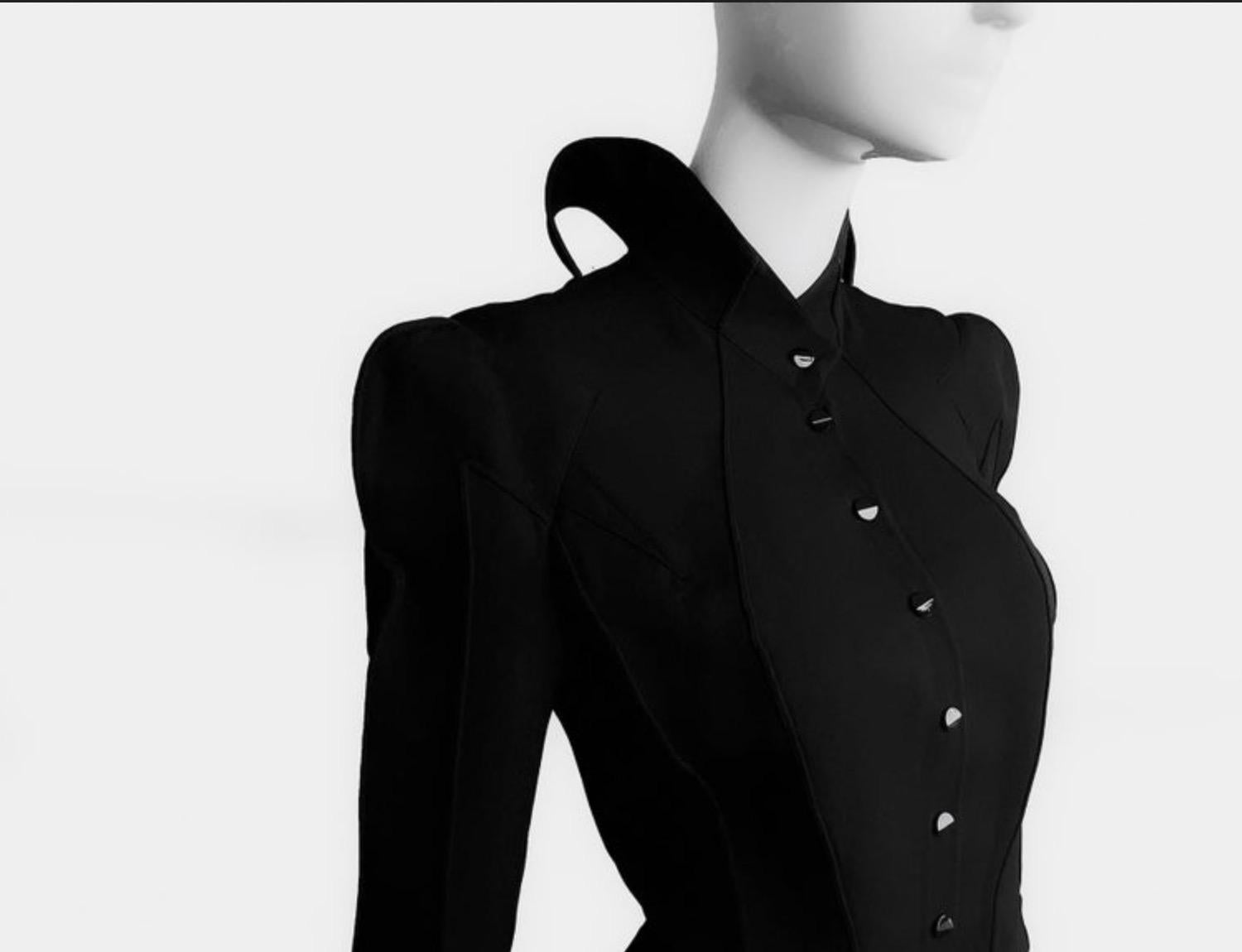 
Showstopper!
Thierry Mugler LES INFERNALES Collection FW 1988/89
Ein absolut außergewöhnliches Stück! Die Form und der Schnitt sind so bemerkenswert und der Kragen ist spektakulär! 
Skulpturales, dramatisches, schwarzes, zweiteiliges Set: Jacke und