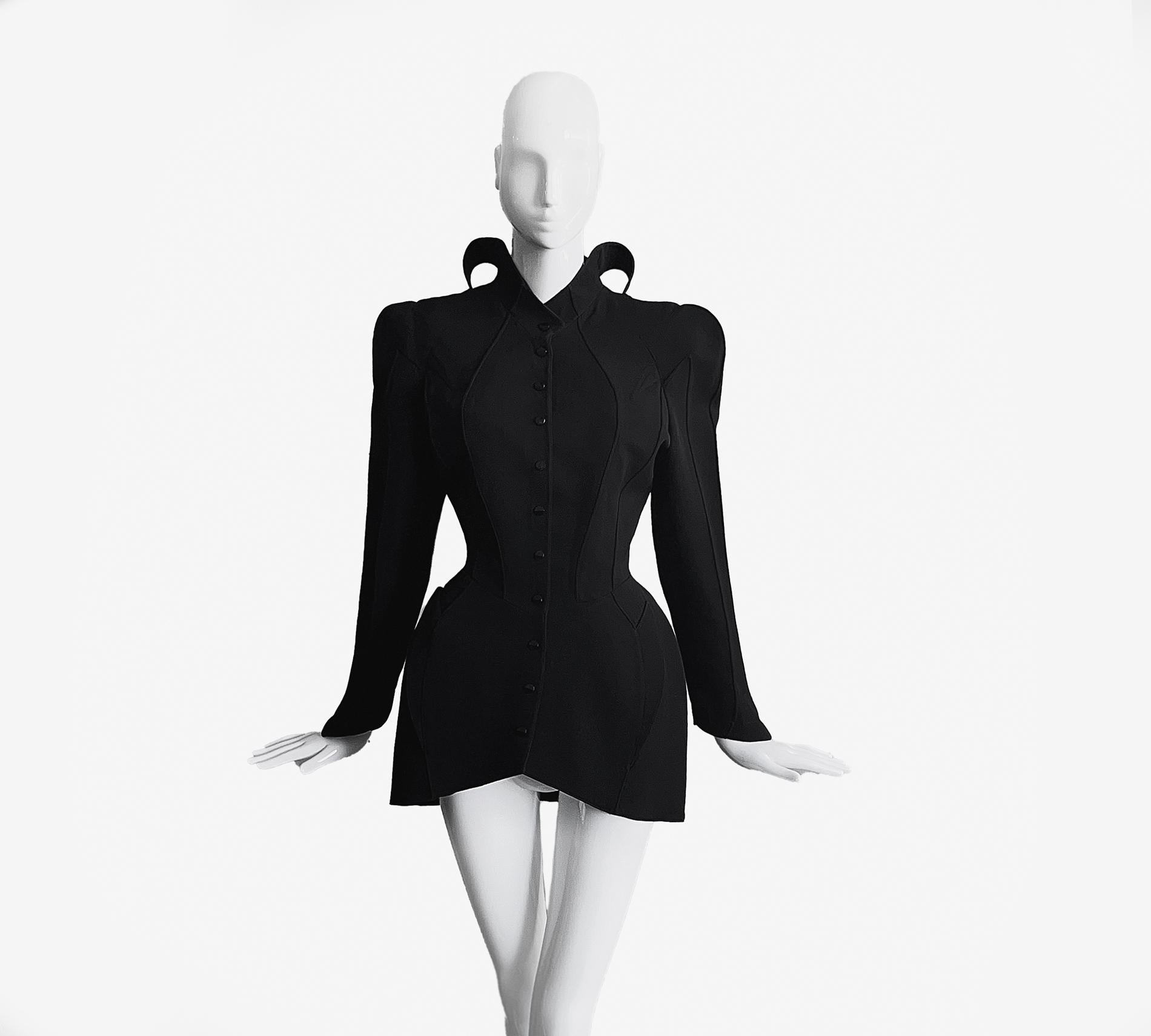 Ikonisches Thierry Mugler LES INFERNALES H/W 1988 Dramatisches schwarzes Anzug Ensemble im Zustand „Hervorragend“ im Angebot in Berlin, BE