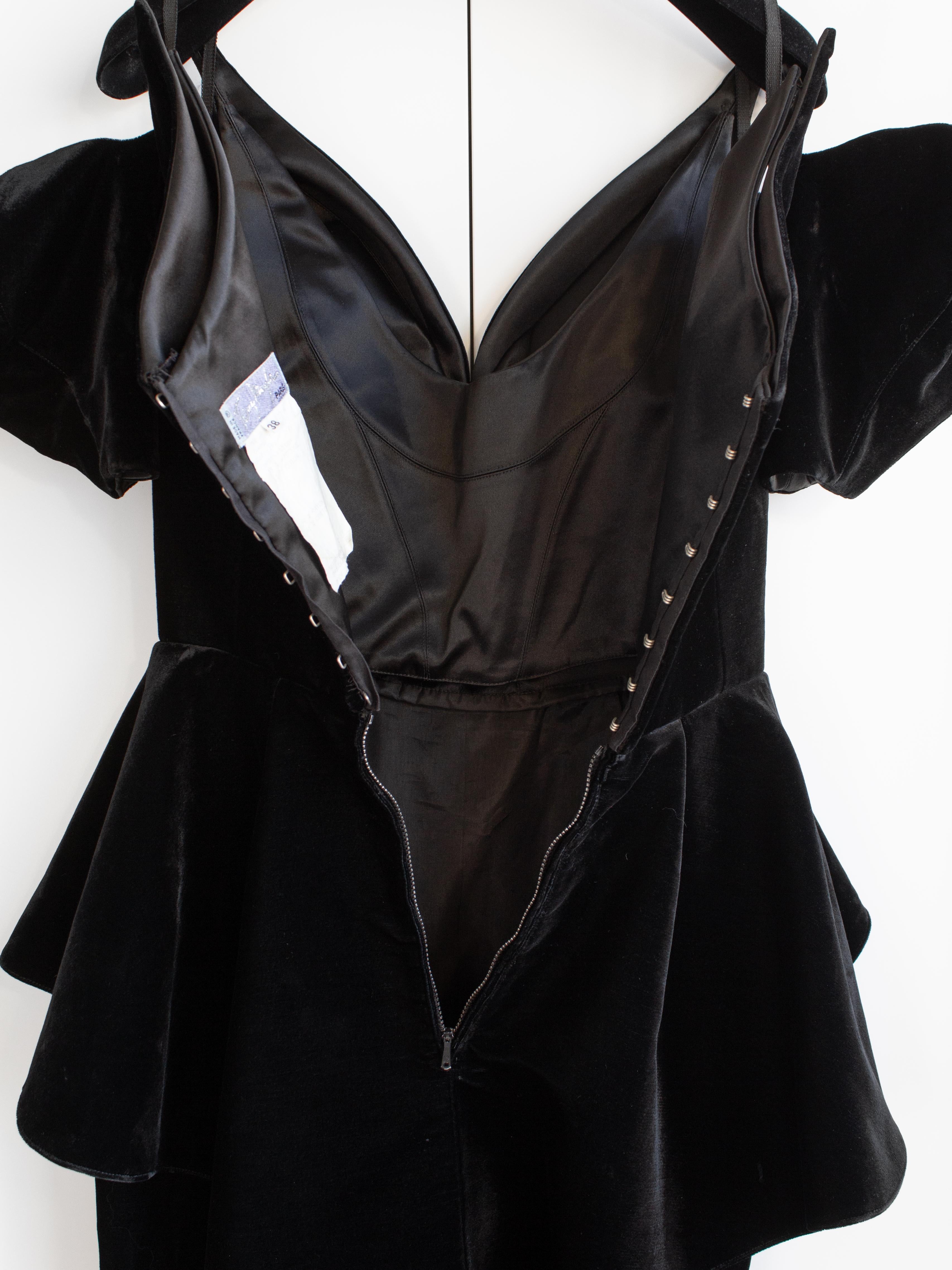 Ikonisches Thierry Mugler Vintage 1981 Schwarzes Vampire-Kleid aus Samt mit Schößchen und Schößchen 10