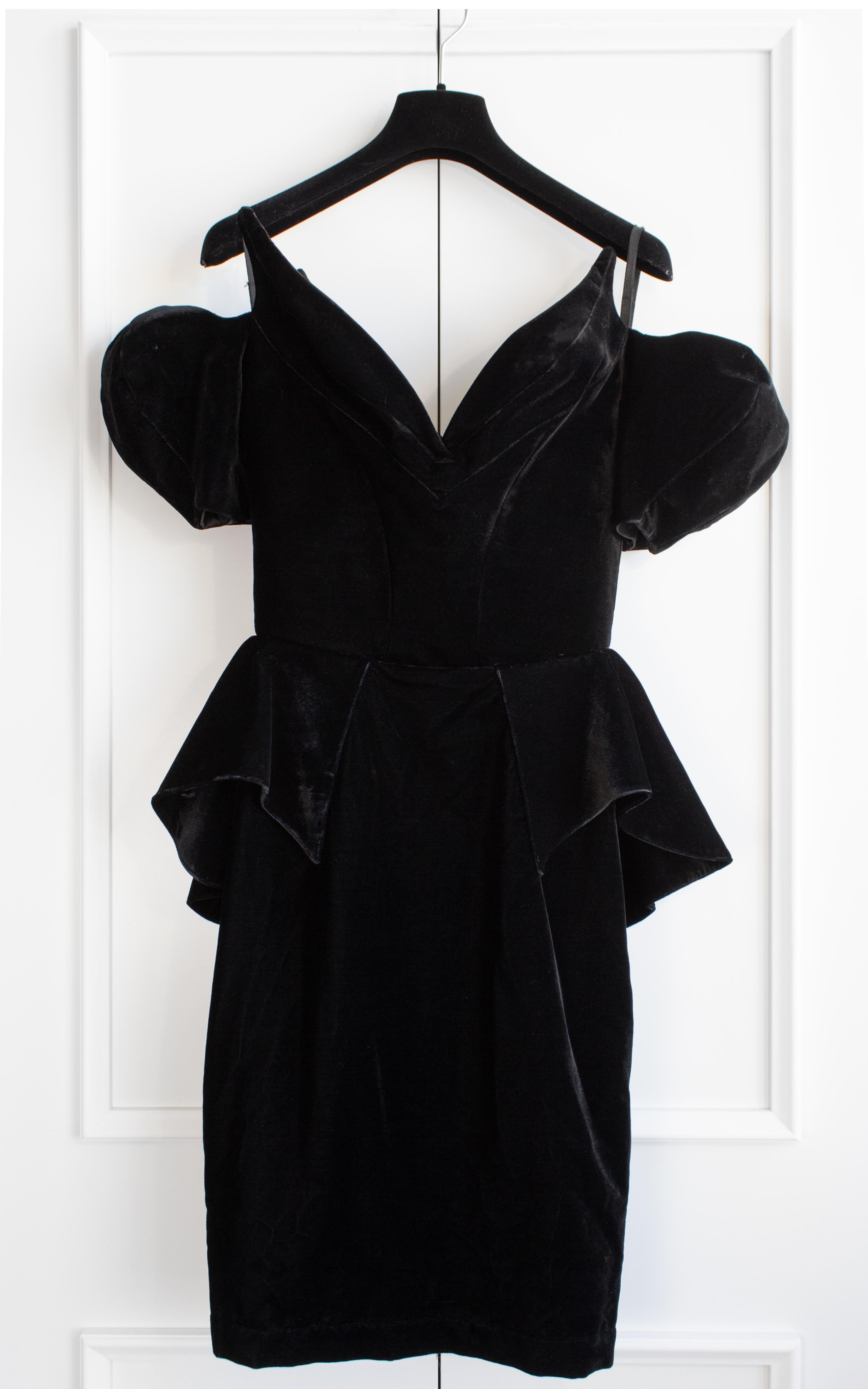 Ikonisches Thierry Mugler Vintage 1981 Schwarzes Vampire-Kleid aus Samt mit Schößchen und Schößchen Damen