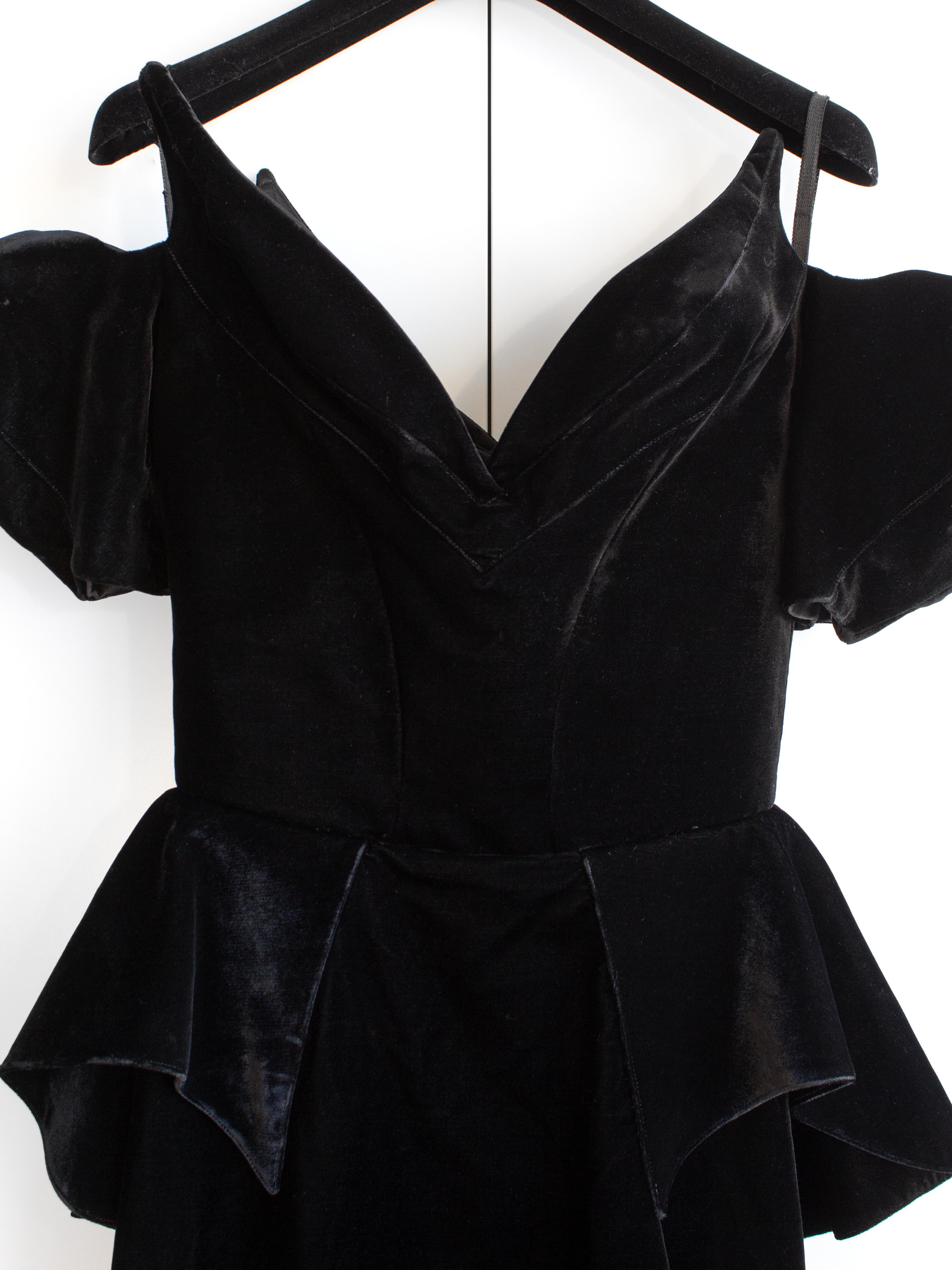 Ikonisches Thierry Mugler Vintage 1981 Schwarzes Vampire-Kleid aus Samt mit Schößchen und Schößchen 2