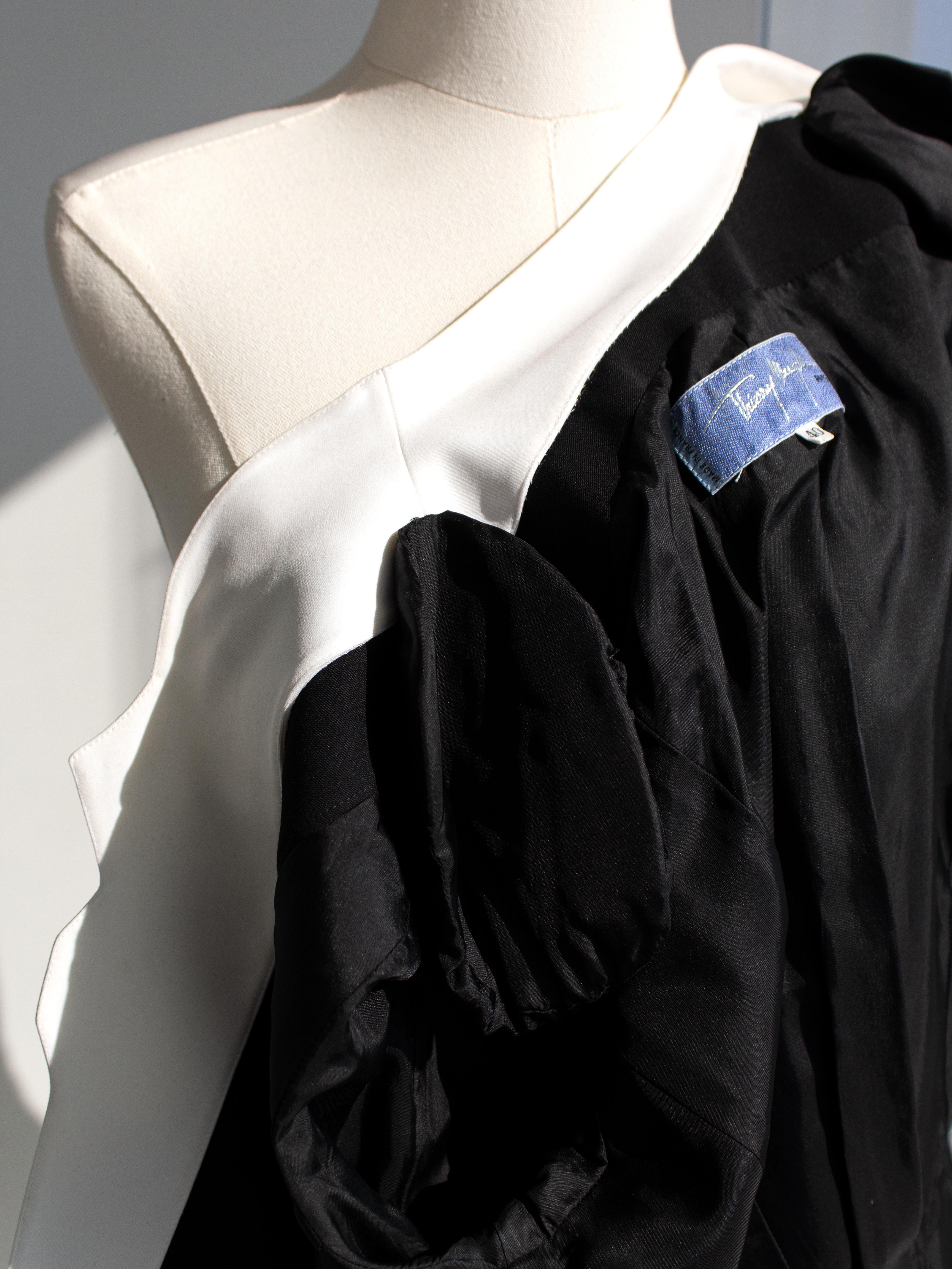 Iconic Thierry Mugler Vintage S/S 1994 Black White Zigzag Sculptural Jacket For Sale 13